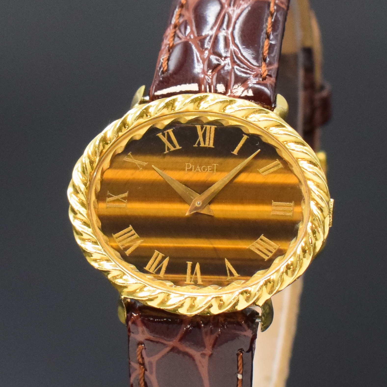 Detail a: PIAGET Damenarmbanduhr in GG 750/000 Referenz 9803, Schweiz um 1960, Handaufzug, ovales Geh., Boden 2-fach verschr., Tigerauge- Zifferbl. m. röm. ...