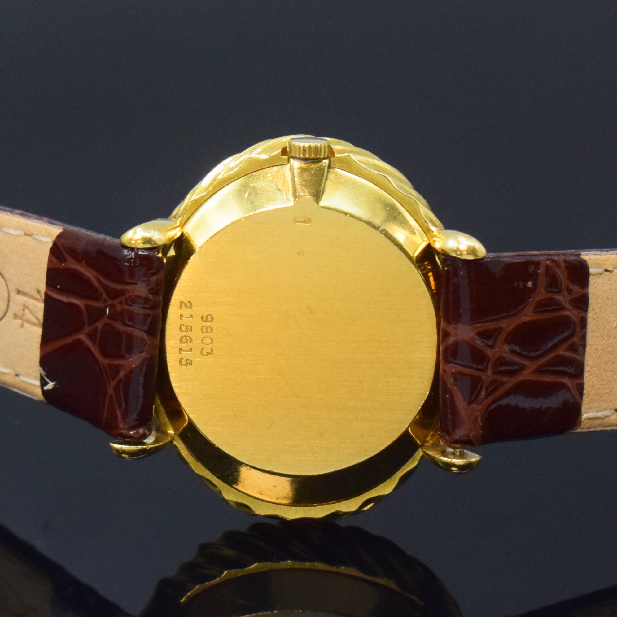 Detail d: PIAGET Damenarmbanduhr in GG 750/000 Referenz 9803, Schweiz um 1960, Handaufzug, ovales Geh., Boden 2-fach verschr., Tigerauge- Zifferbl. m. röm. ...
