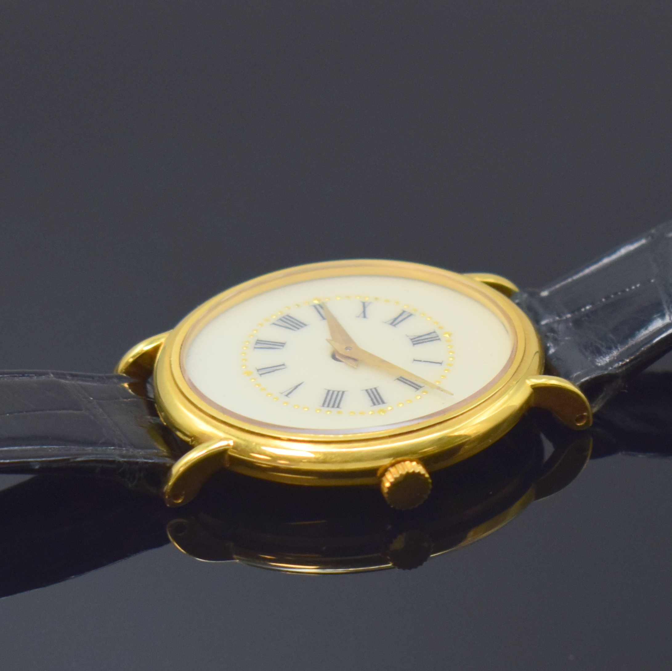 Detail d: PIAGET Damenarmbanduhr in GG 750/000 Referenz 9822, Schweiz um 1960, Handaufzug, Boden 2-fach verschr., orig. Lederband m. Dornschl. in GG 750/000, ...