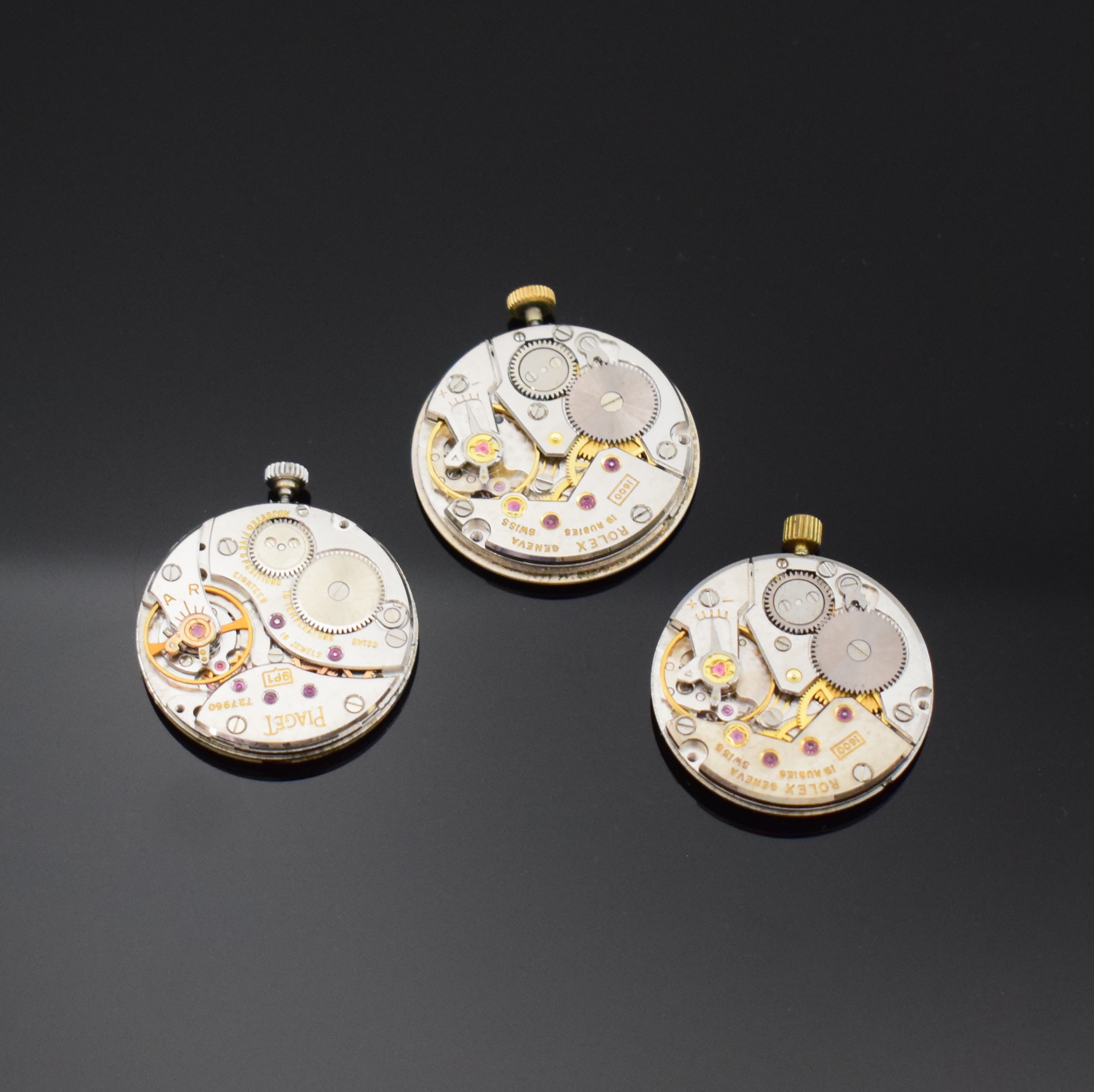 ROLEX und PIAGET 3 Armbanduhrwerke, Schweiz um 1965, 2x Rolex Kal. 1600, 19 St., D. ca. 21 u. 22 mm, Cellini-Blätter, Piaget Kal. 9P1, 18 St., D. ...