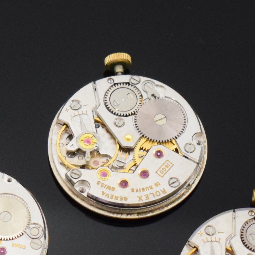 Detail a: ROLEX und PIAGET 3 Armbanduhrwerke, Schweiz um 1965, 2x Rolex Kal. 1600, 19 St., D. ca. 21 u. 22 mm, Cellini-Blätter, Piaget Kal. 9P1, 18 St., D. ...