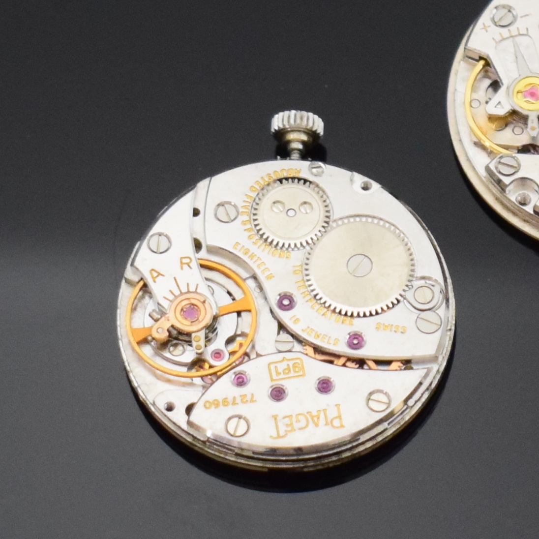 Detail b: ROLEX und PIAGET 3 Armbanduhrwerke, Schweiz um 1965, 2x Rolex Kal. 1600, 19 St., D. ca. 21 u. 22 mm, Cellini-Blätter, Piaget Kal. 9P1, 18 St., D. ...