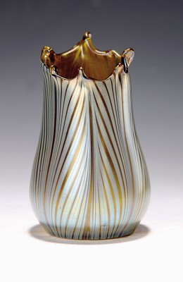 Image Kleine Vase, Lötz Wwe Klostermühle, um 1900-1910, bernsteinfarbenes Glas mit ...