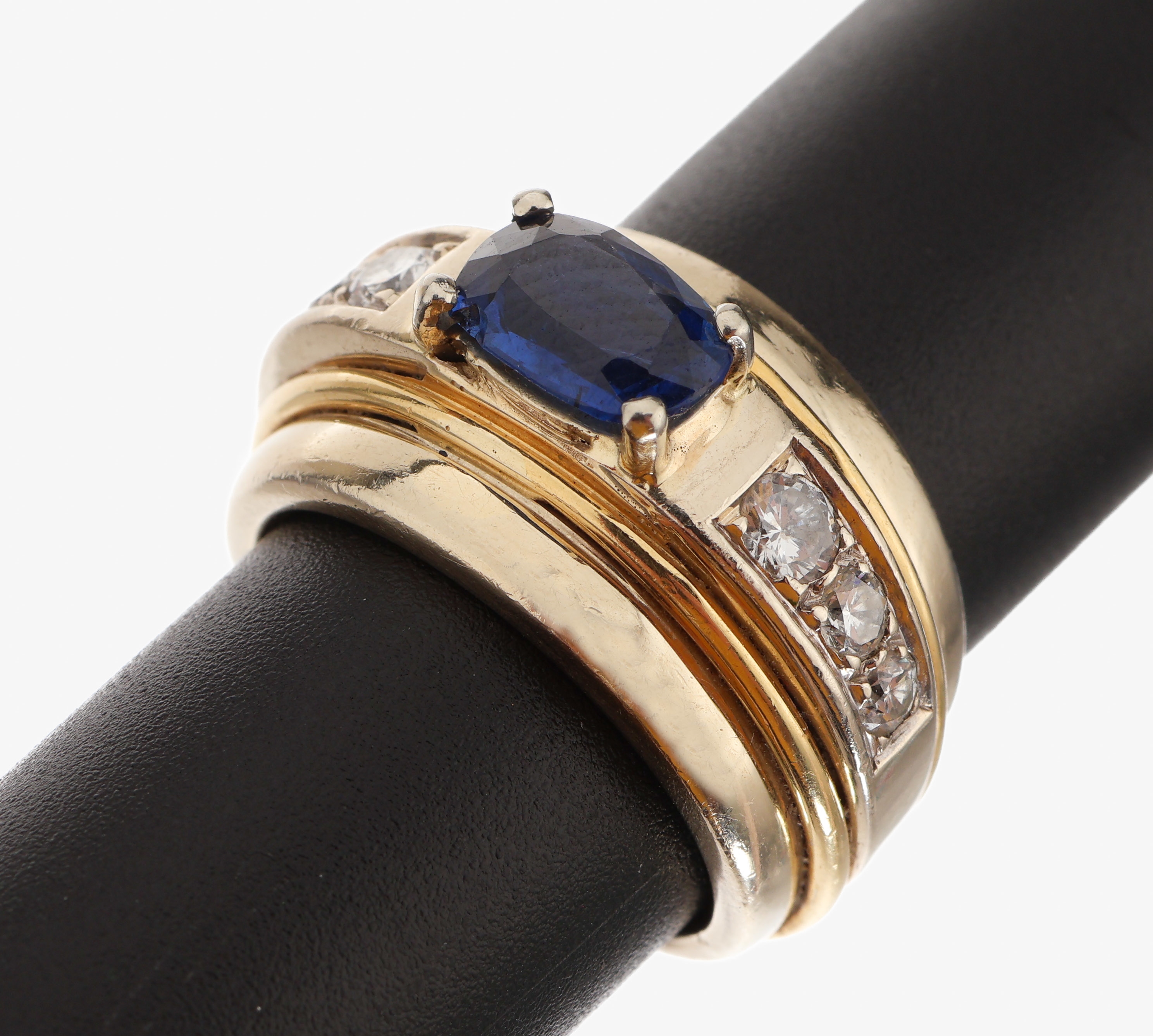 18/14 kt Gold Saphir-Brillant-Ring, GG/WG 750/000 und 585/000, ovalfacett. Saphir ca. 2.0 ct, 6 Brillanten zus. ca. 0.25 ct Weiß/p, RW 54, ca. 18.3 ...