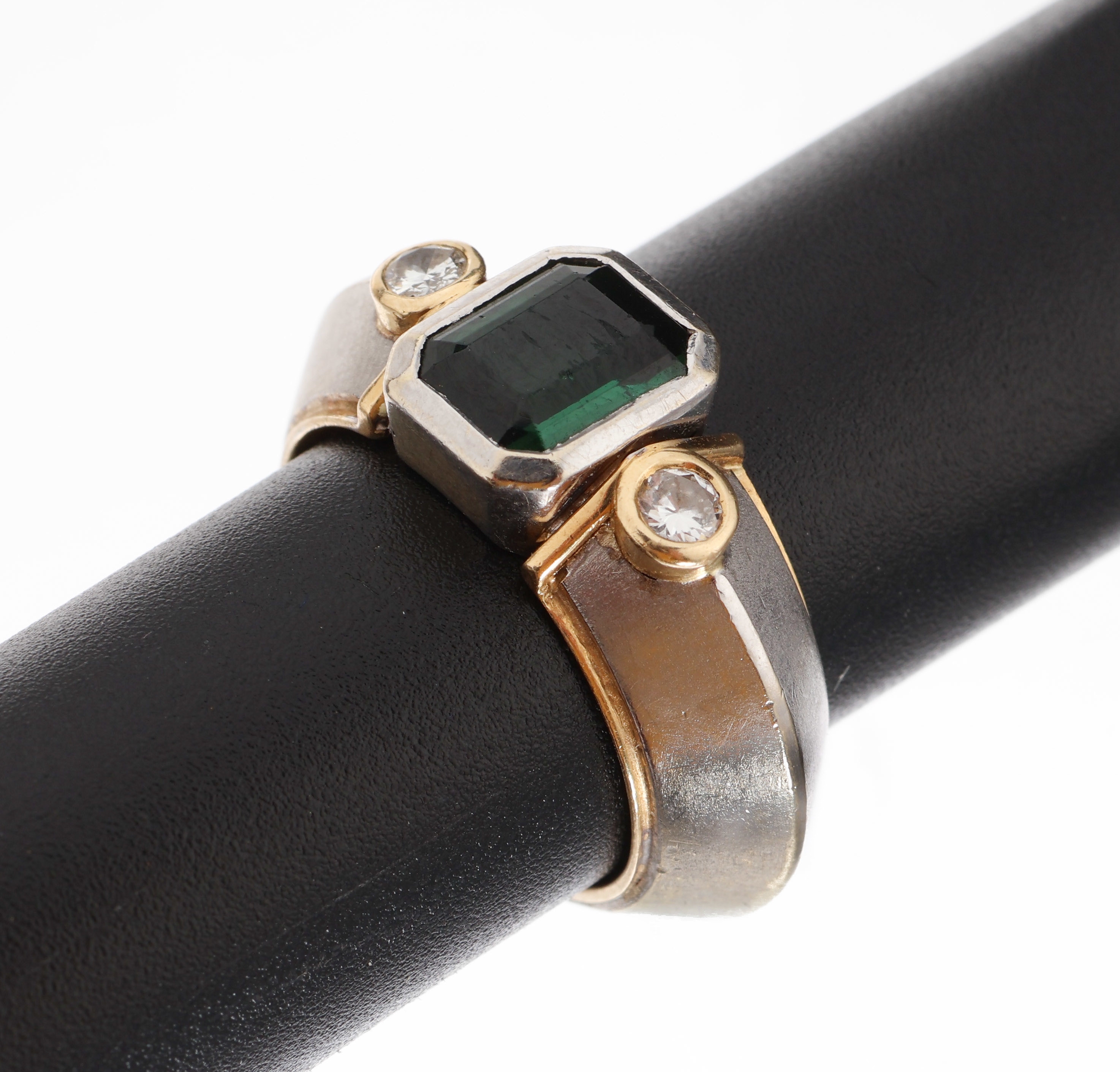 18/14 kt Gold Turmalin-Brillant-Ring, GG/WG750/000 und 585/000, Verdelith im Treppenschliff ca. 1.20 ct, 2 Brillanten zus. ca. 0.14 ct Weiss/si, RW ...