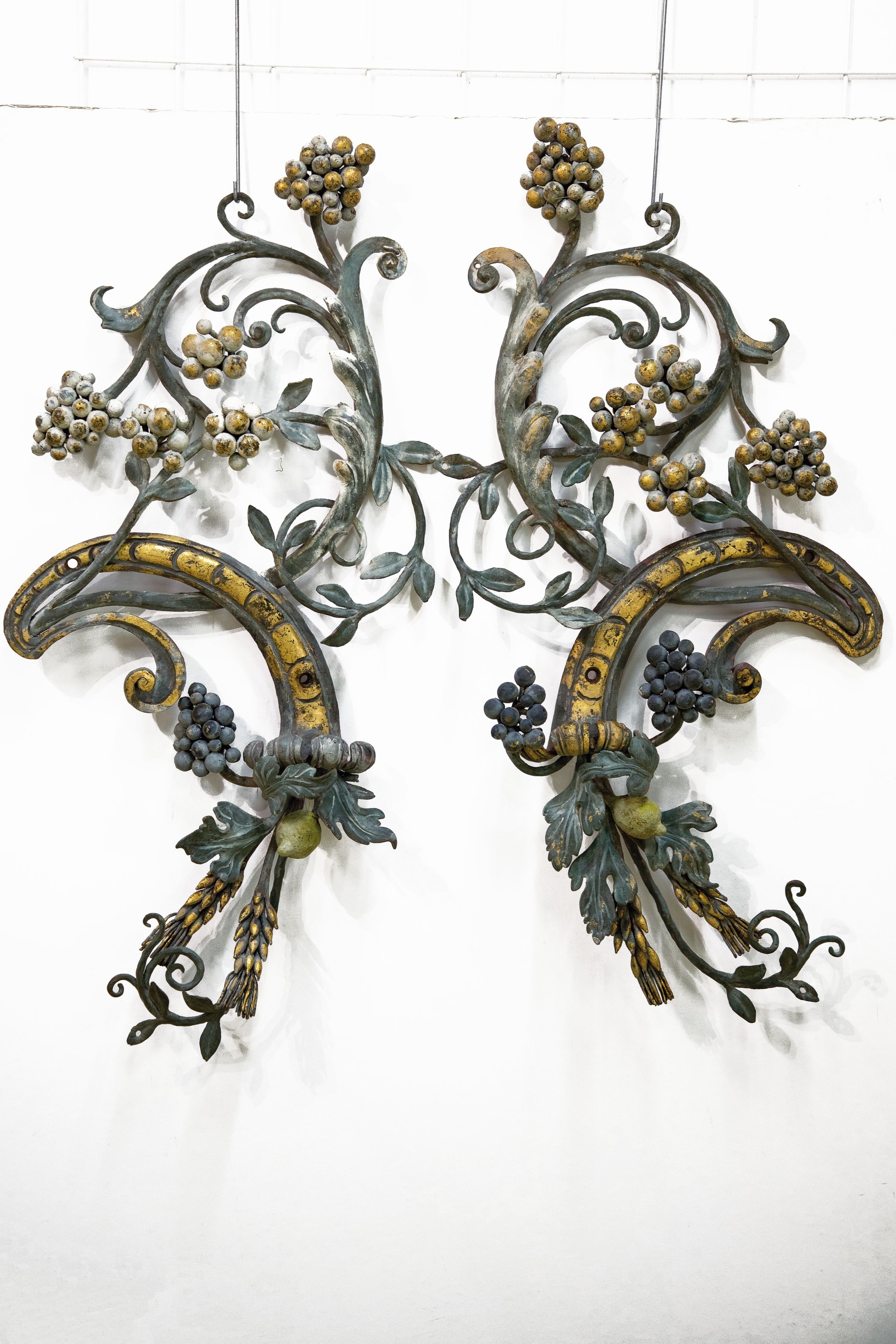 Paar barocke Chorgitter/Ziergitter/ Wandappliken, süddeutsch, um 1750, zwei Fragmente eines grossen Kirchen-Chorgitters, handgeschmiedet, Voluten ...