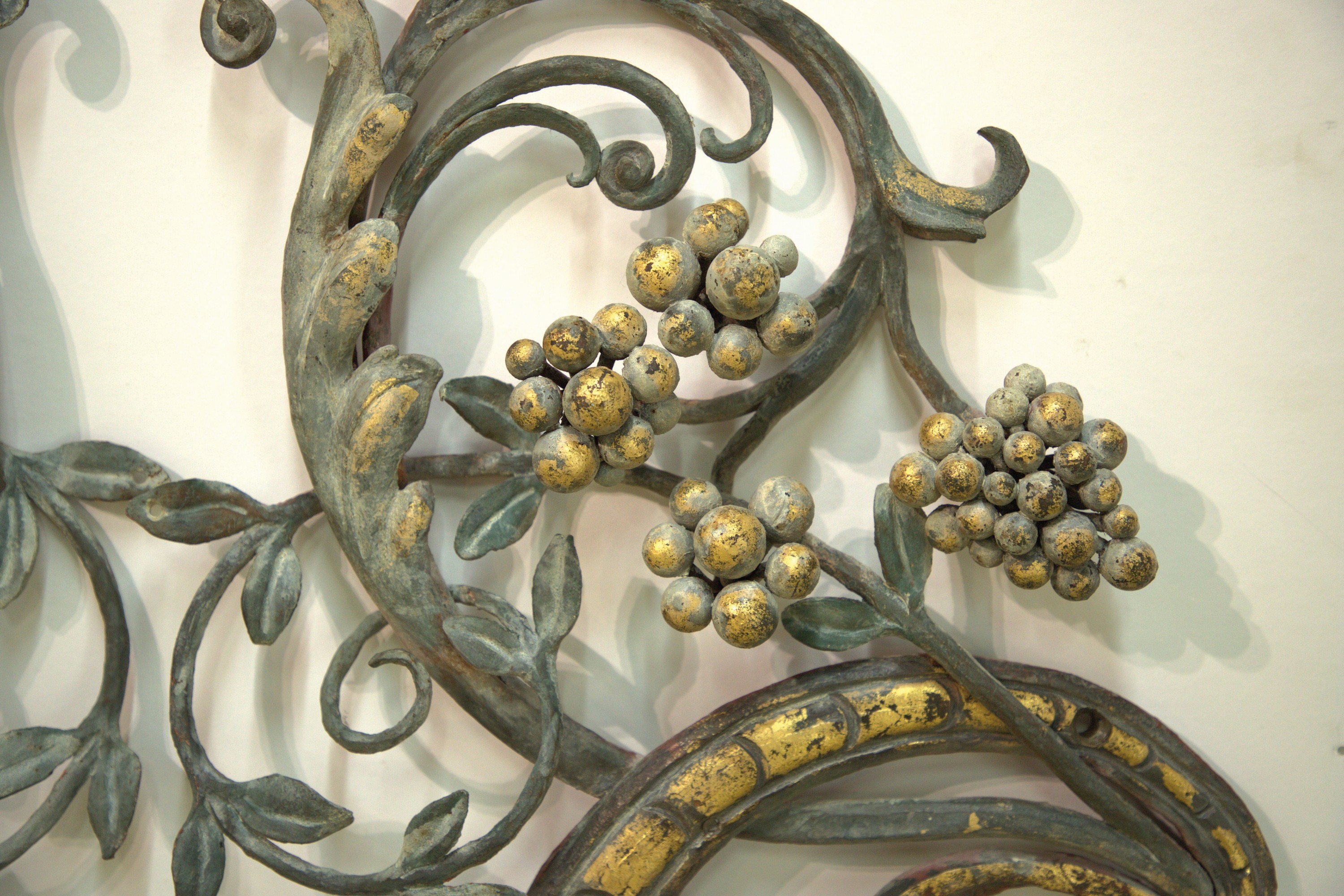 Detail a: Paar barocke Chorgitter/Ziergitter/ Wandappliken, süddeutsch, um 1750, zwei Fragmente eines grossen Kirchen-Chorgitters, handgeschmiedet, Voluten ...