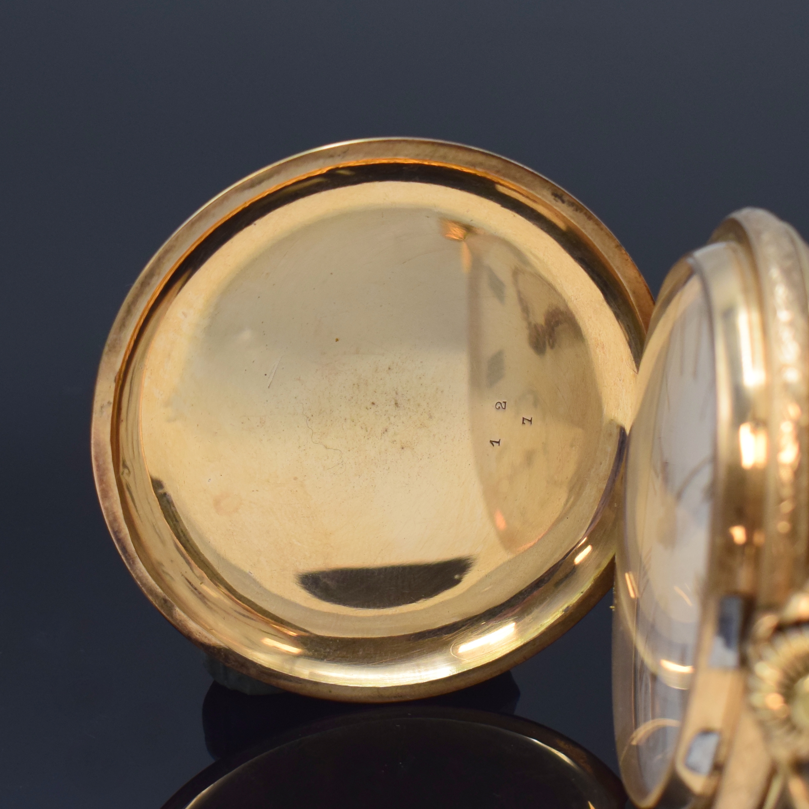 Detail a: Grosse Herrensavonette in RG 585/000 mit aussergewöhnlich fein graviertem Gehäuse, Schweiz um 1890, 3-Deckel Goldgeh. leicht dell., beide Deckel ...