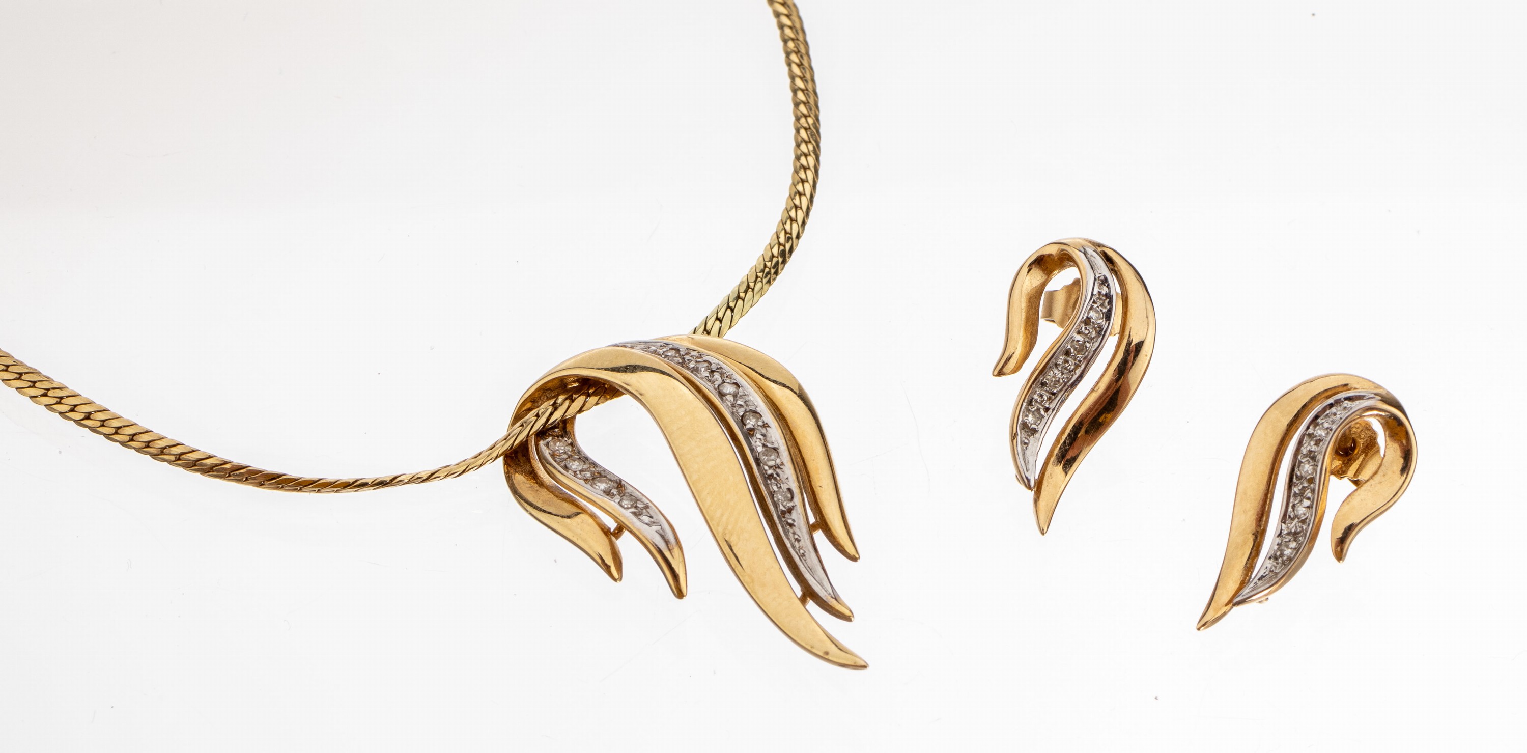 14 kt Gold Diamant-Schmuck, GG 585/000, best. aus: Collier, L. ca. 43 cm, Kastenschloss mit Sicherheitsacht, und 1 Paar Ohrstecker, geschwungene ...