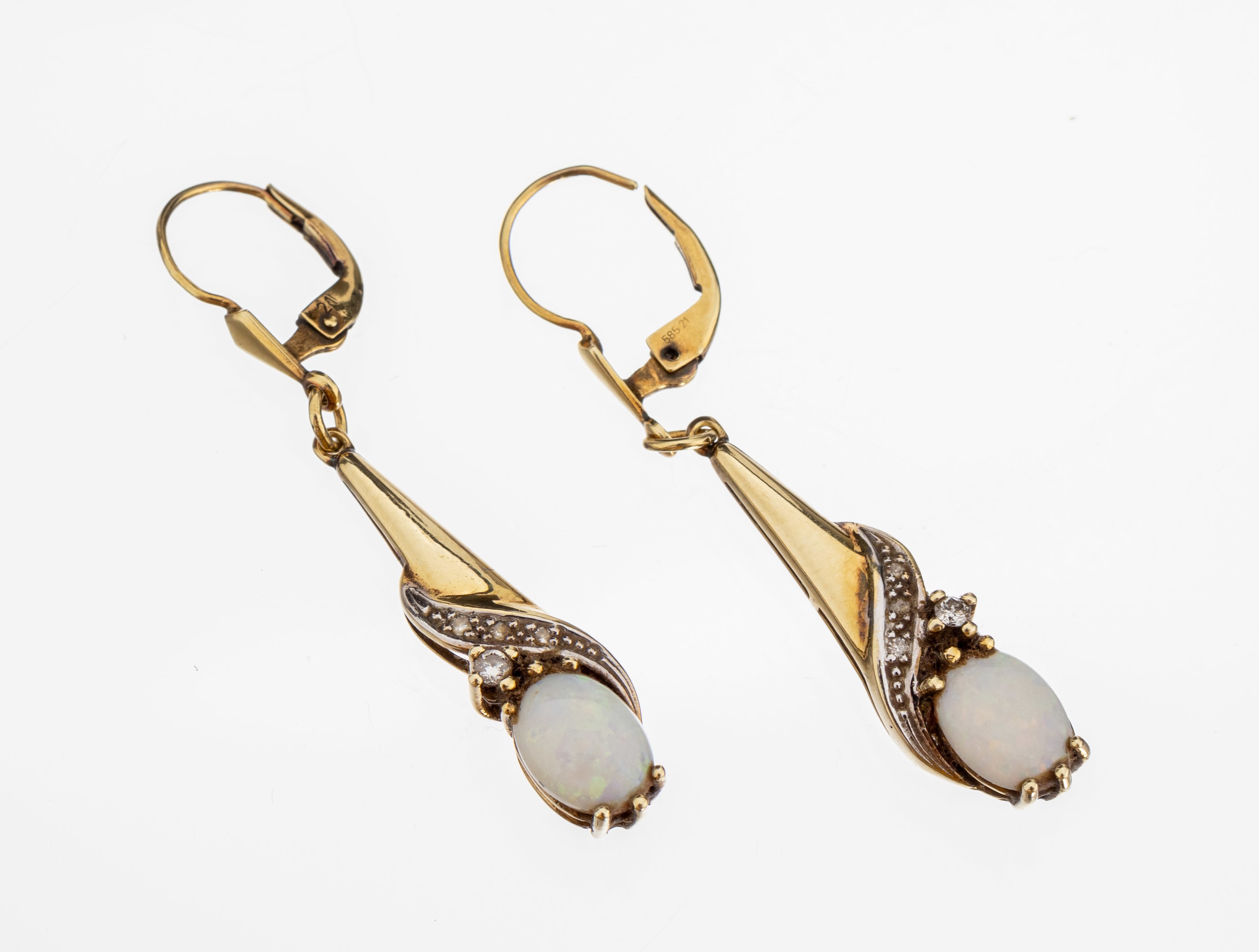 Paar 14 kt Gold Opal-Diamant-Ohrhänger, GG 585/000, längliche bewegl. Abhängung, 2 ovale Opal-Cabochons, kl. Diamanten, L. ca. 4.2 cm, ca. 4.5 g