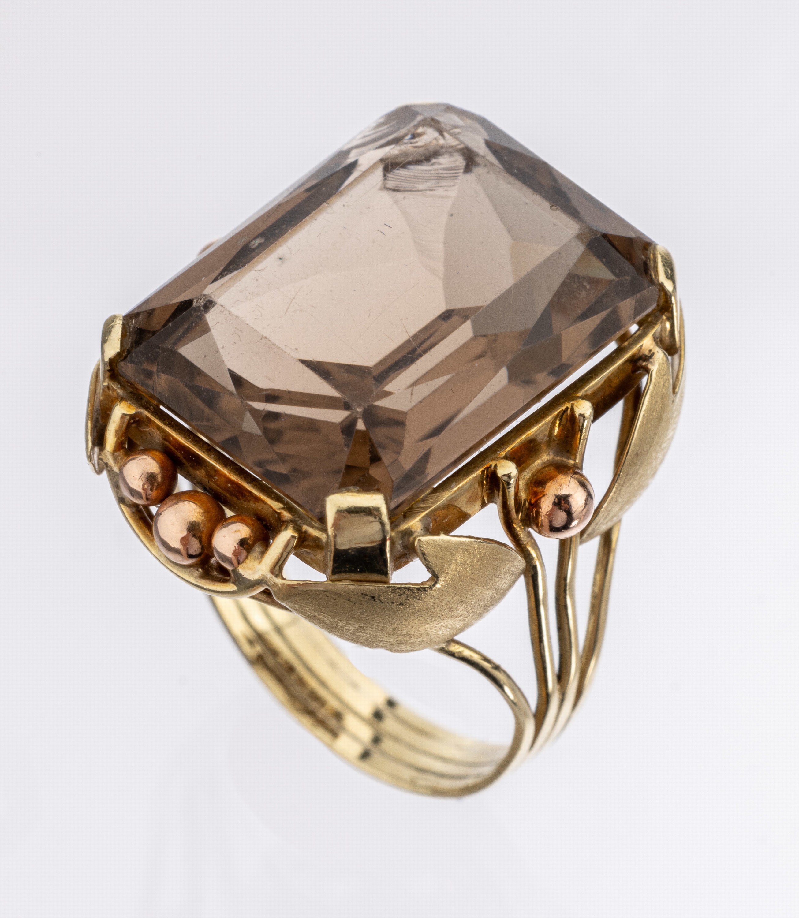14 kt Gold Rauchquarz-Ring, 1950er Jahre, GG 585/000, mittig facett. Rauchquarz (Stein besch.), Fassung floral mit Goldkügelchen, RW 61, ca. 10.2 g