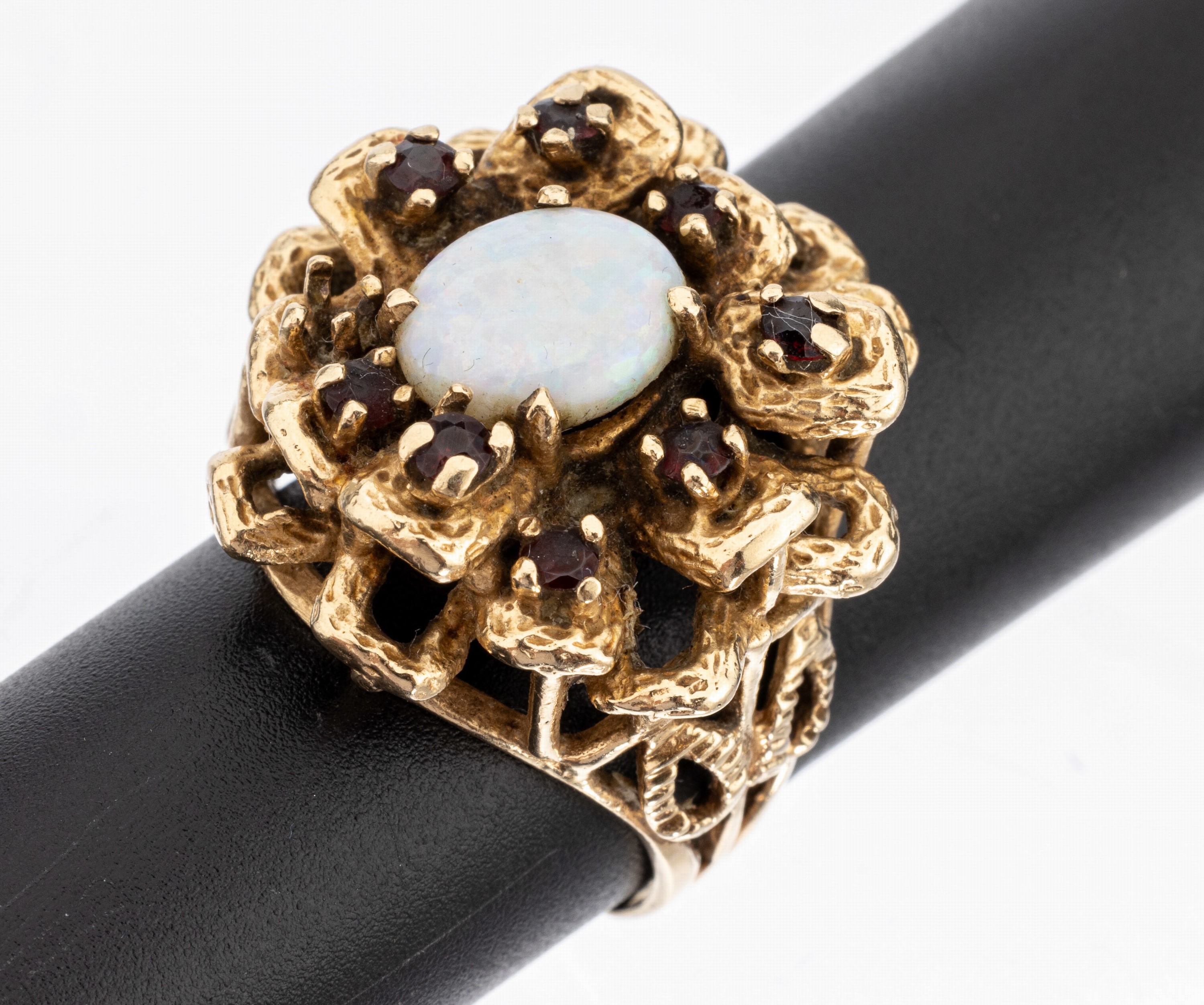 14 kt Gold Opal-Granat-Ring, 1950er-60er Jahre, GG 585/000, aussergewöhnliche Gestaltung, mittig ovaler Opal-Cabochon, 8 rundfacett. Granate, 1 ...