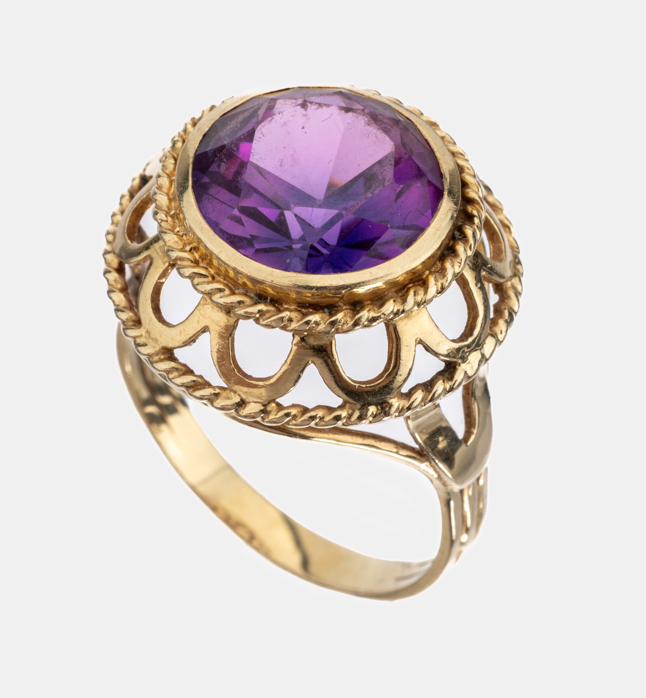 14 kt Gold Ring, 1960er Jahre, GG 585/000, mittig rundfacett. amethystfarb. Synthese, Kordelverzierungen, bogenf. Unterkaderung, RW 61, ca. 7.2 g