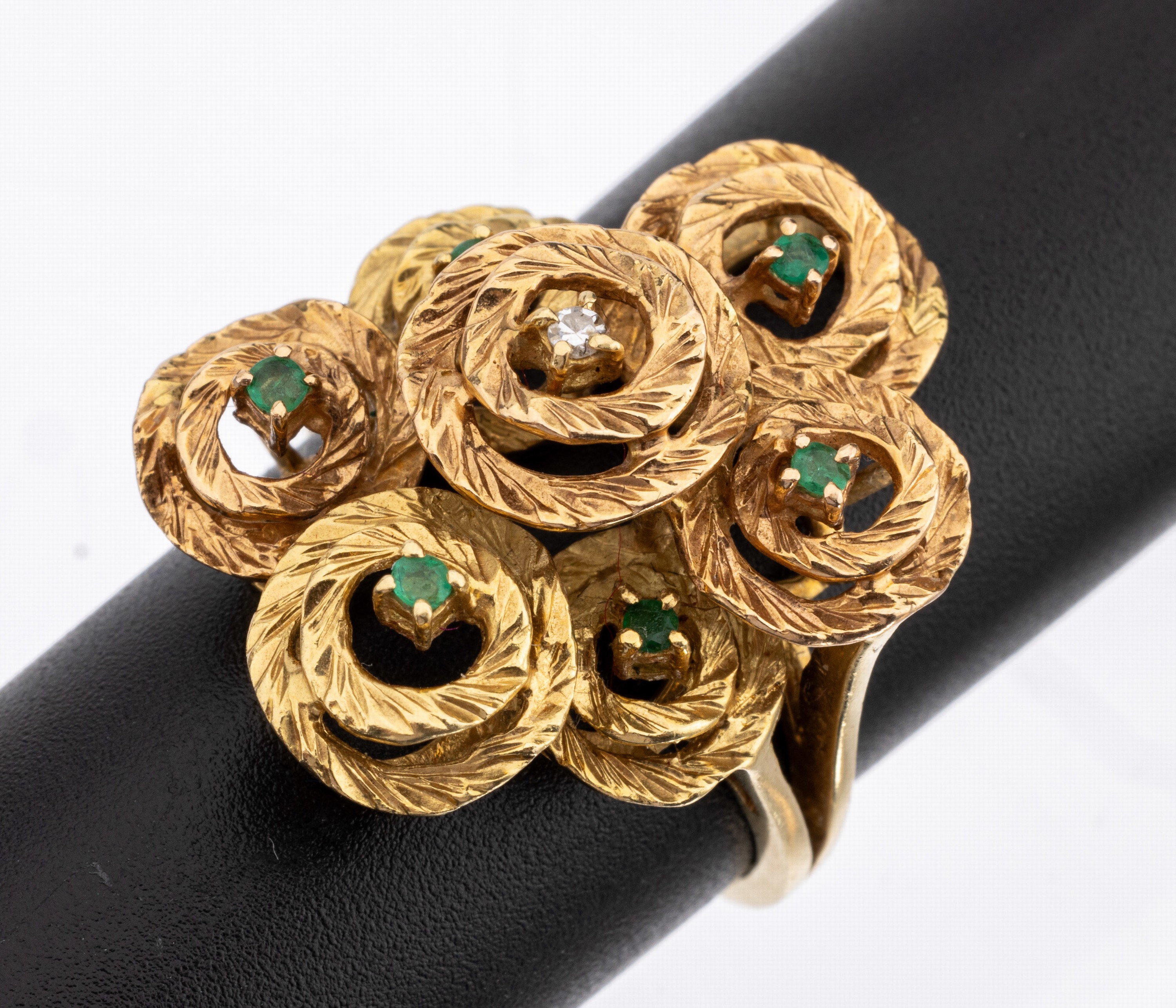 14 kt Gold Smaragd-Diamant-Ring, 1950er-60er Jahre, GG 585/000, aussergewöhnliche Gestaltung, 6 kl. rundfacett. Smaragde, 1 kl. 8/8-Diamant, RW 62, ...