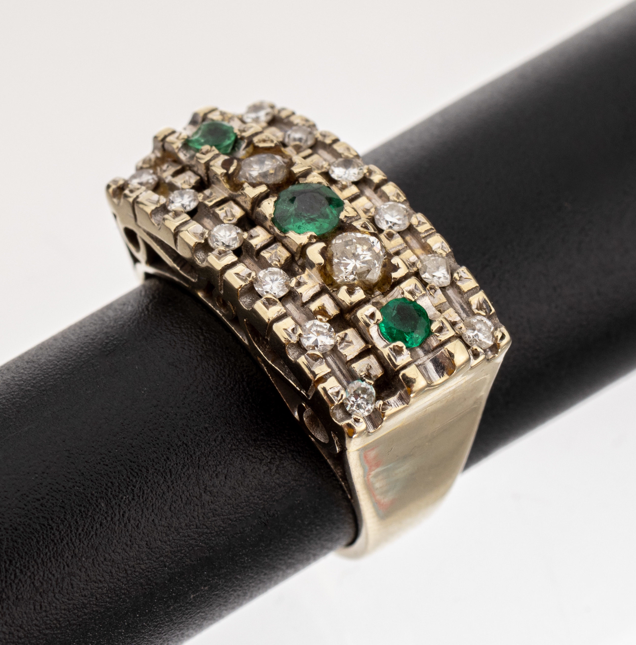 18 kt Gold Brillant-Smaragd-Ring, WG 750/000, 14 Brillanten zus. ca. 0.34 ct Weiss/p (1 Stein besch.), 3 rundfacett. Smaragde zus. ca. 0.10 ct, RW ...