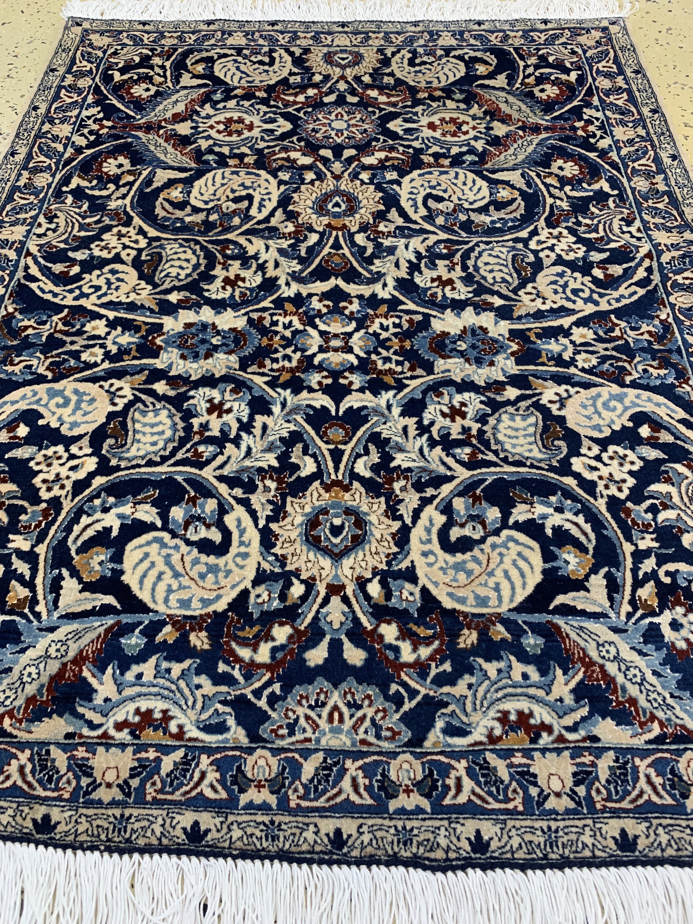 Detail e: Nain fein(6 La), Persien, Mitte 20.Jhd, Korkwolle mit Seide, ca. 118 x 85 cm, ca. 1,0 Mio. Kn/qm,EHZ: 1-2(Fransen erneuert)