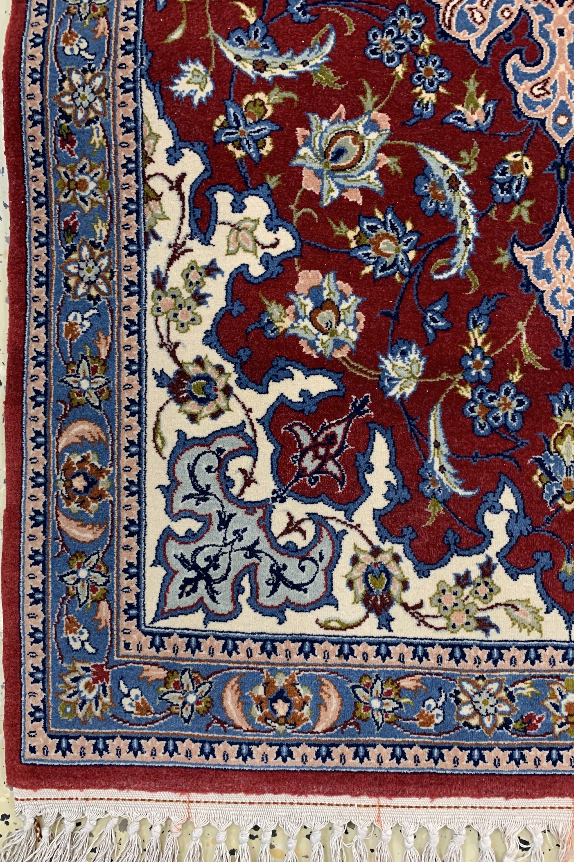 Detail b: Esfahan fein, Persien, Ende 20.Jhd, Korkwolle auf Seide, ca. 117 x 77 cm, EHZ: 2, (minimaler Mottenfrass am Rand).