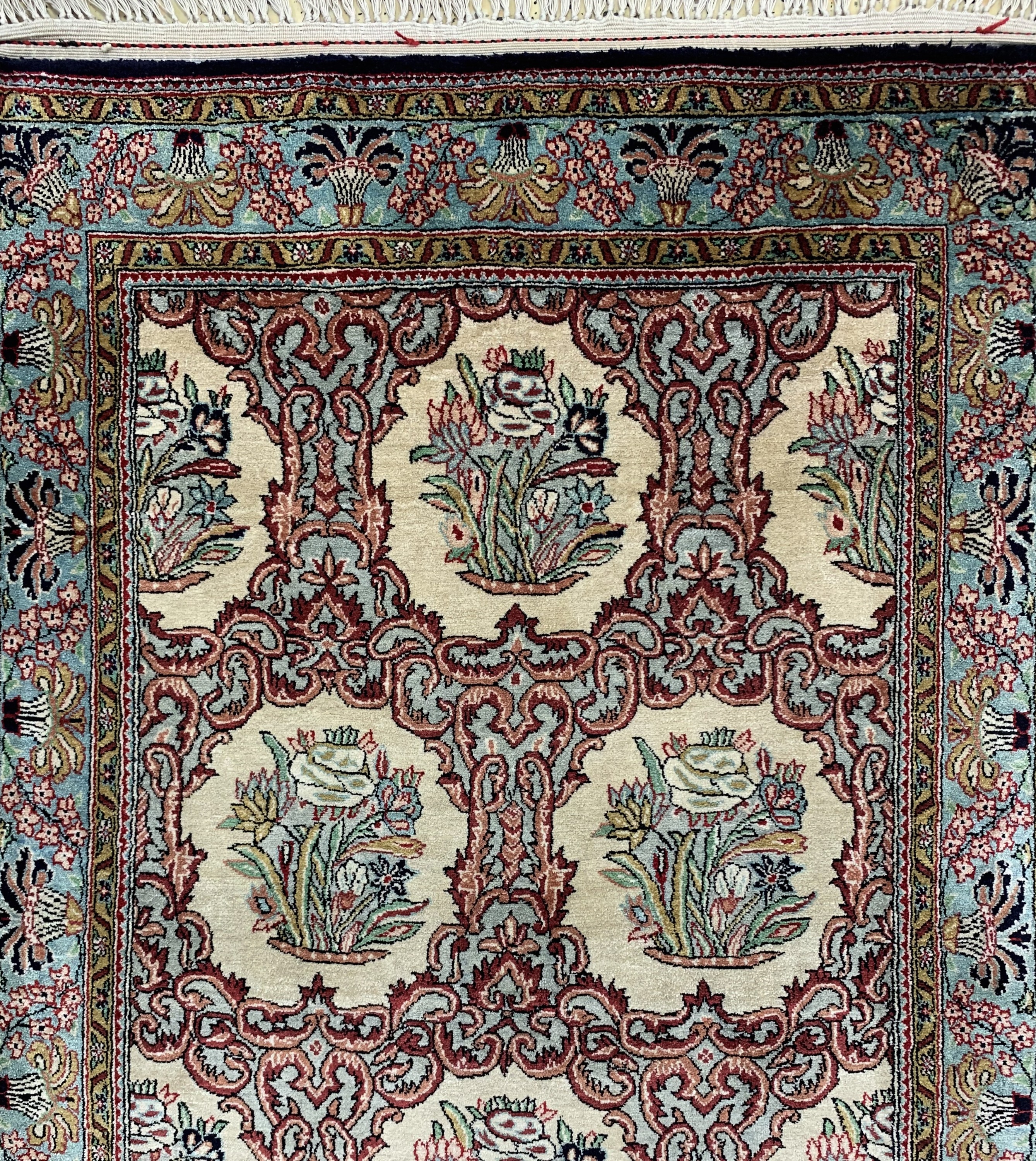 Detail c: Ghom Seide, Persien, Mitte 20.Jhd, reine Naturseide, ca. 129 x 80 cm, EHZ: 1-2