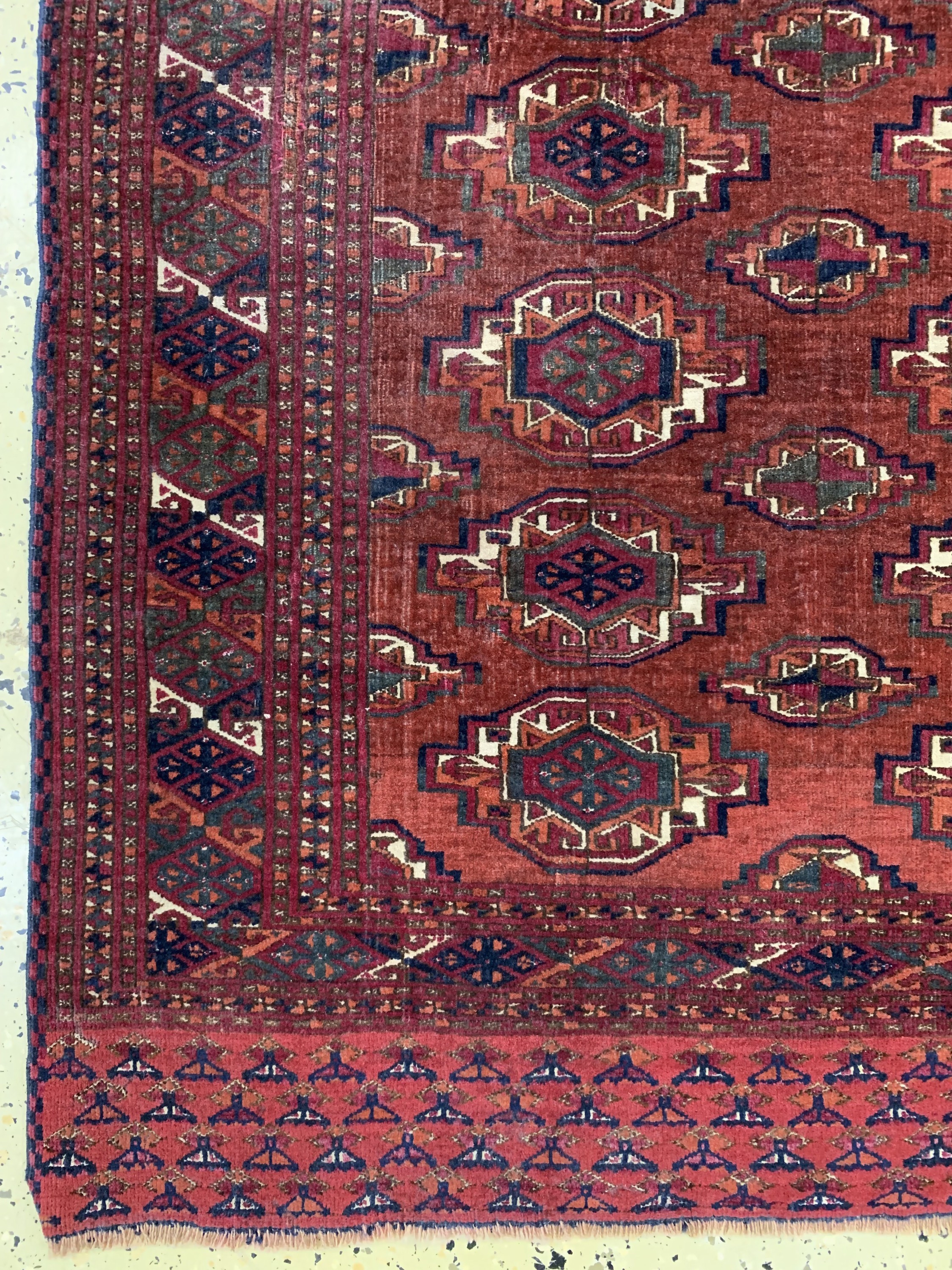 Detail b: Saryk Hauptteppich antik, Turkmenistan, 19.Jhd, Wolle auf Wolle, ca. 140 x 130 cm, EHZ: 3