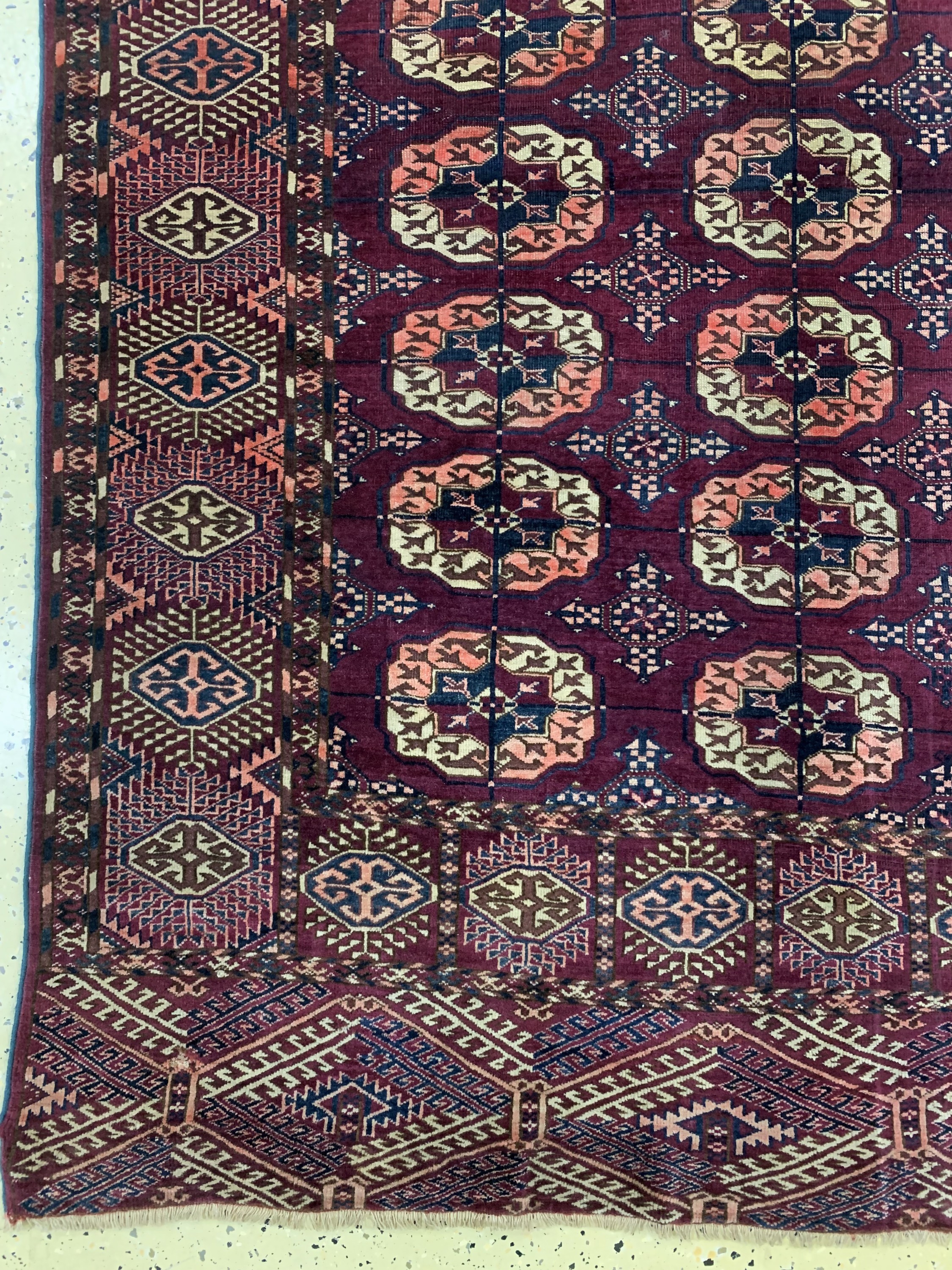 Detail b: Tekke Hauptteppich antik, Turkmenistan, 19.Jhd, Wolle auf Wolle, ca. 344 x 214 cm, EHZ: 3, (Restauriert)