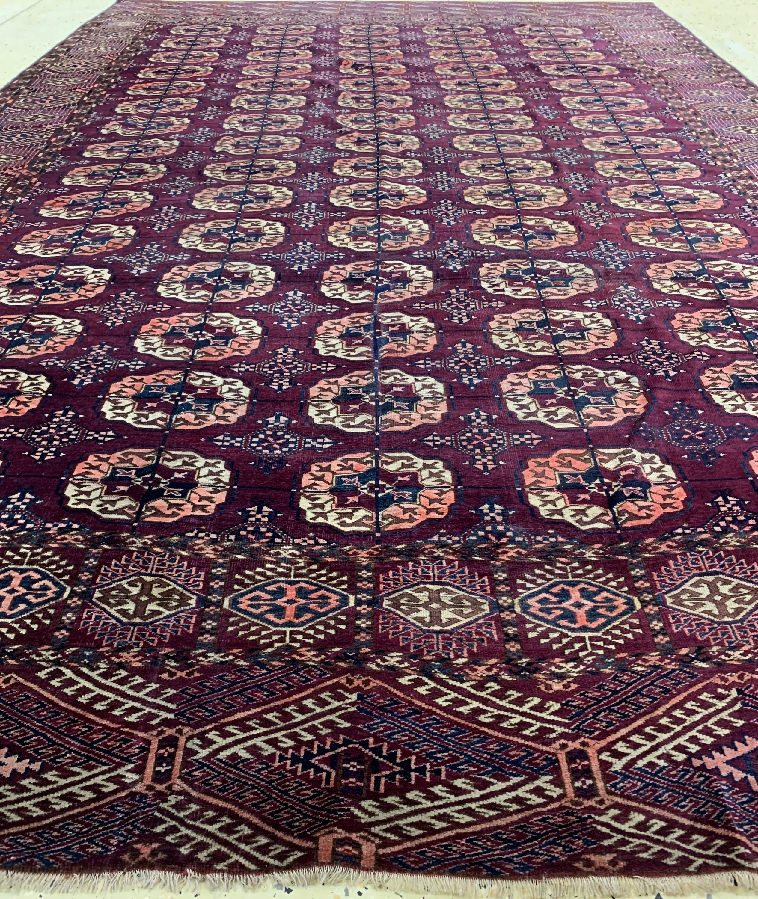 Detail f: Tekke Hauptteppich antik, Turkmenistan, 19.Jhd, Wolle auf Wolle, ca. 344 x 214 cm, EHZ: 3, (Restauriert)