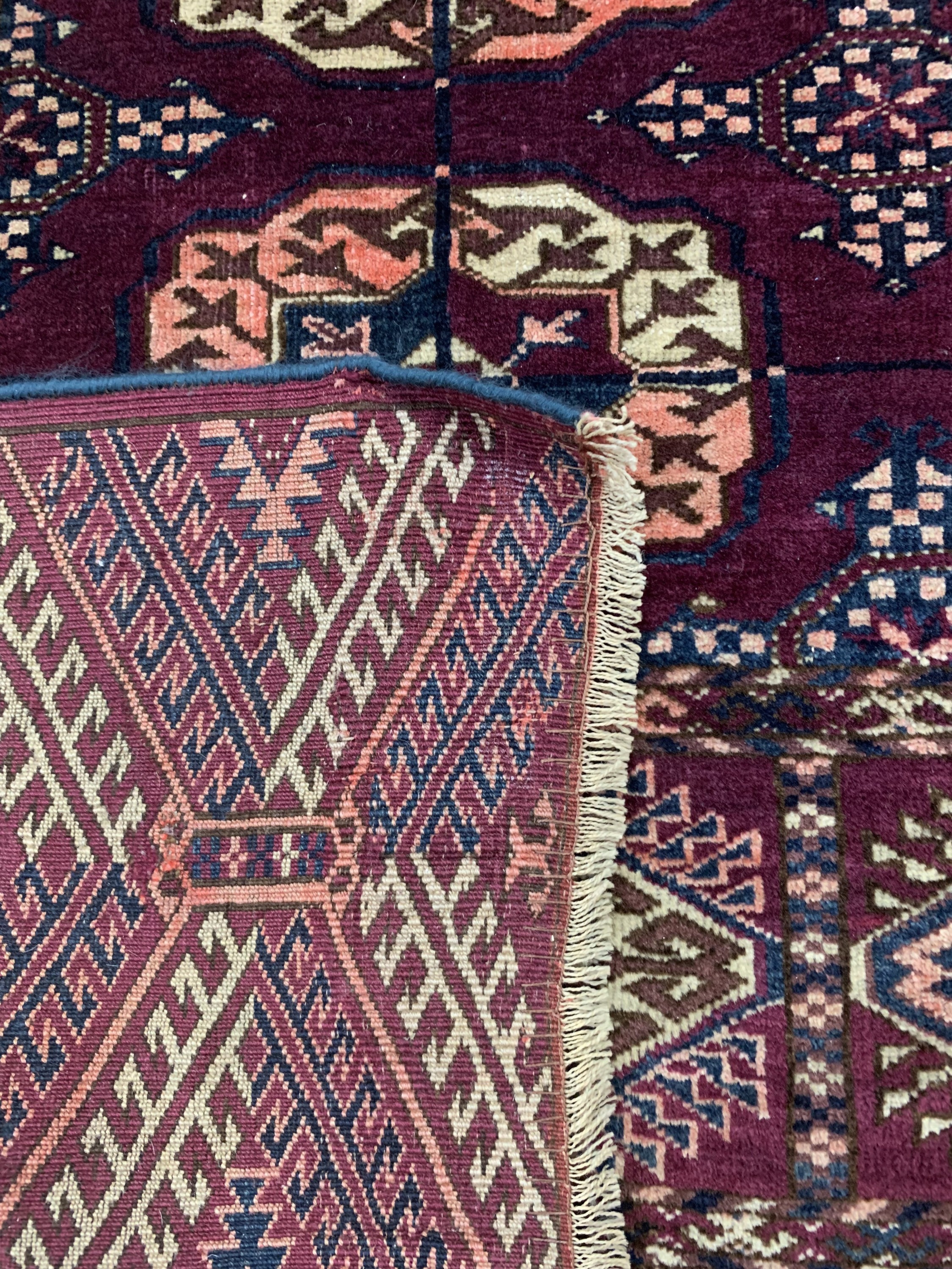 Detail g: Tekke Hauptteppich antik, Turkmenistan, 19.Jhd, Wolle auf Wolle, ca. 344 x 214 cm, EHZ: 3, (Restauriert)