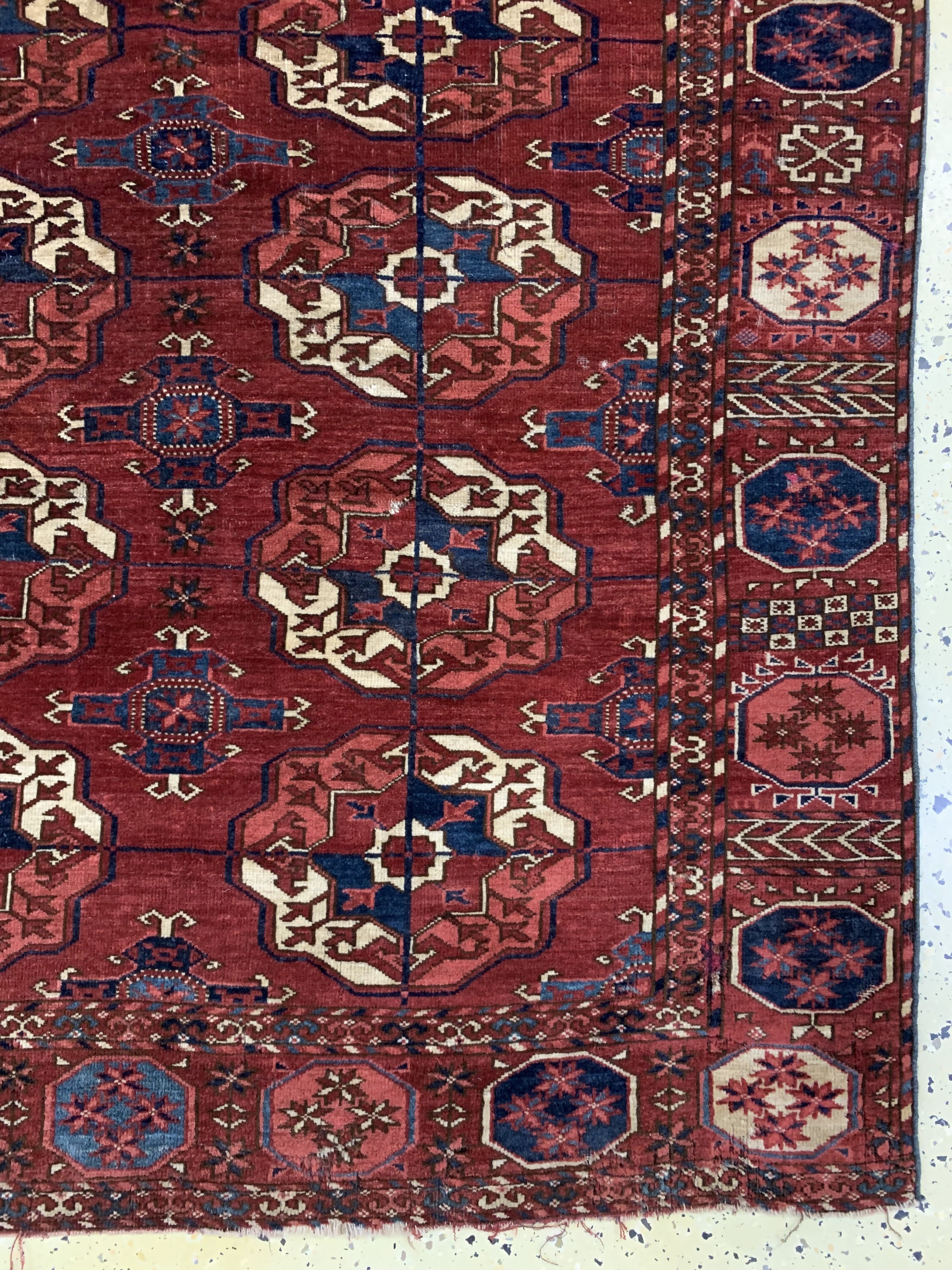 Detail a: Tekke Hauptteppich antik, Turkmenistan, 19.Jhd, Wolle auf Wolle, ca. 240 x 217 cm, EHZ: 3-4