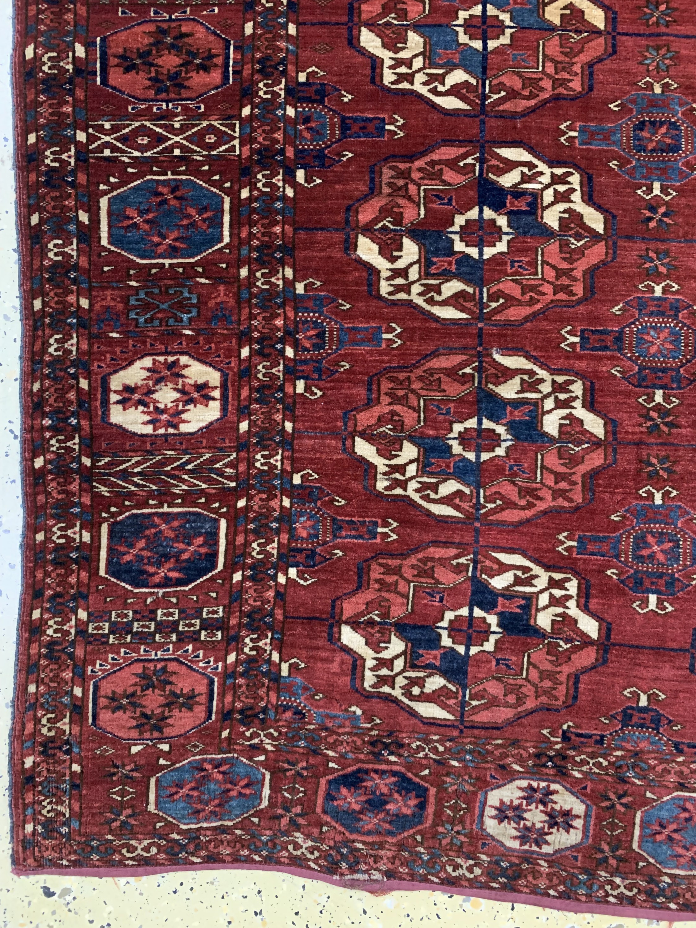 Detail b: Tekke Hauptteppich antik, Turkmenistan, 19.Jhd, Wolle auf Wolle, ca. 240 x 217 cm, EHZ: 3-4