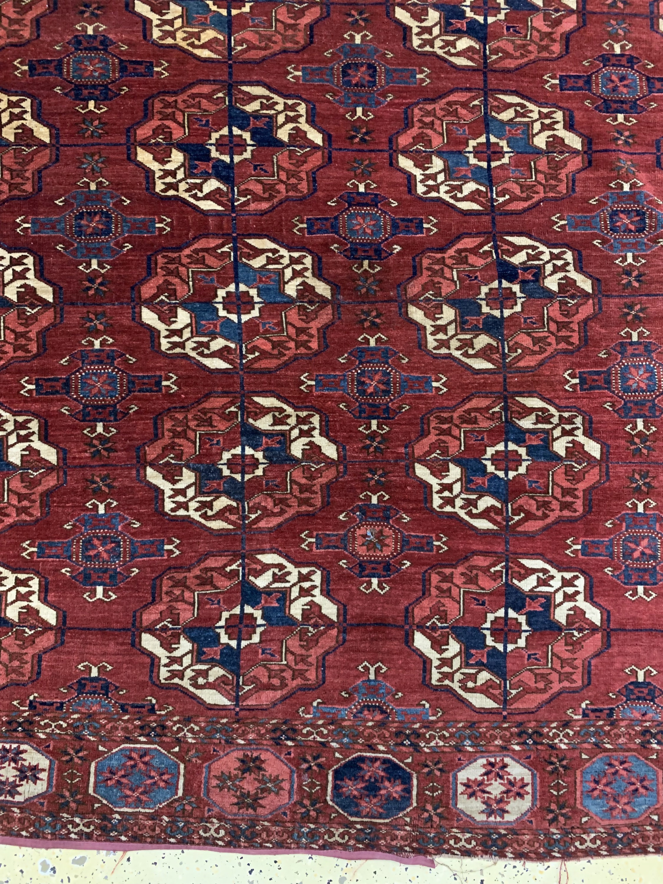 Detail c: Tekke Hauptteppich antik, Turkmenistan, 19.Jhd, Wolle auf Wolle, ca. 240 x 217 cm, EHZ: 3-4