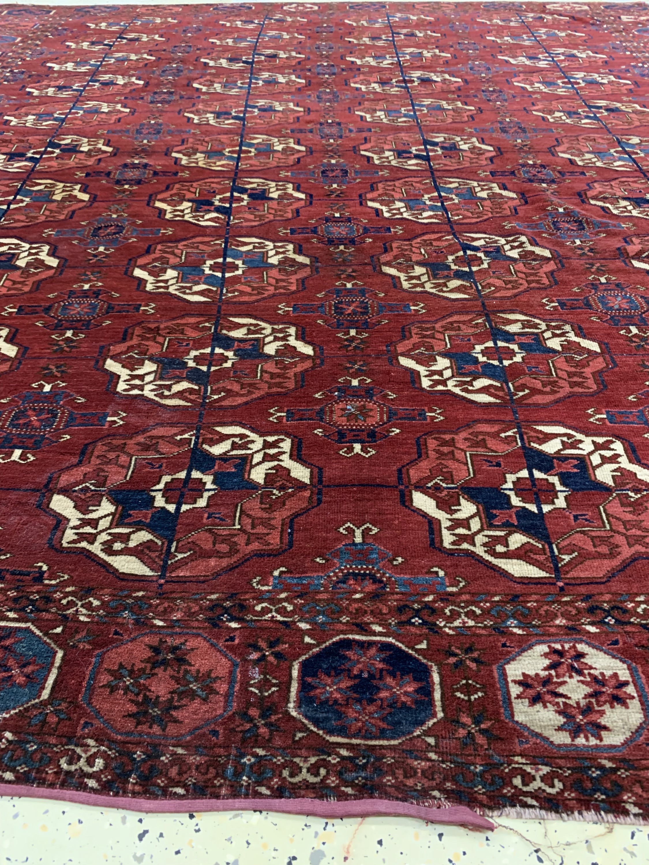 Detail g: Tekke Hauptteppich antik, Turkmenistan, 19.Jhd, Wolle auf Wolle, ca. 240 x 217 cm, EHZ: 3-4