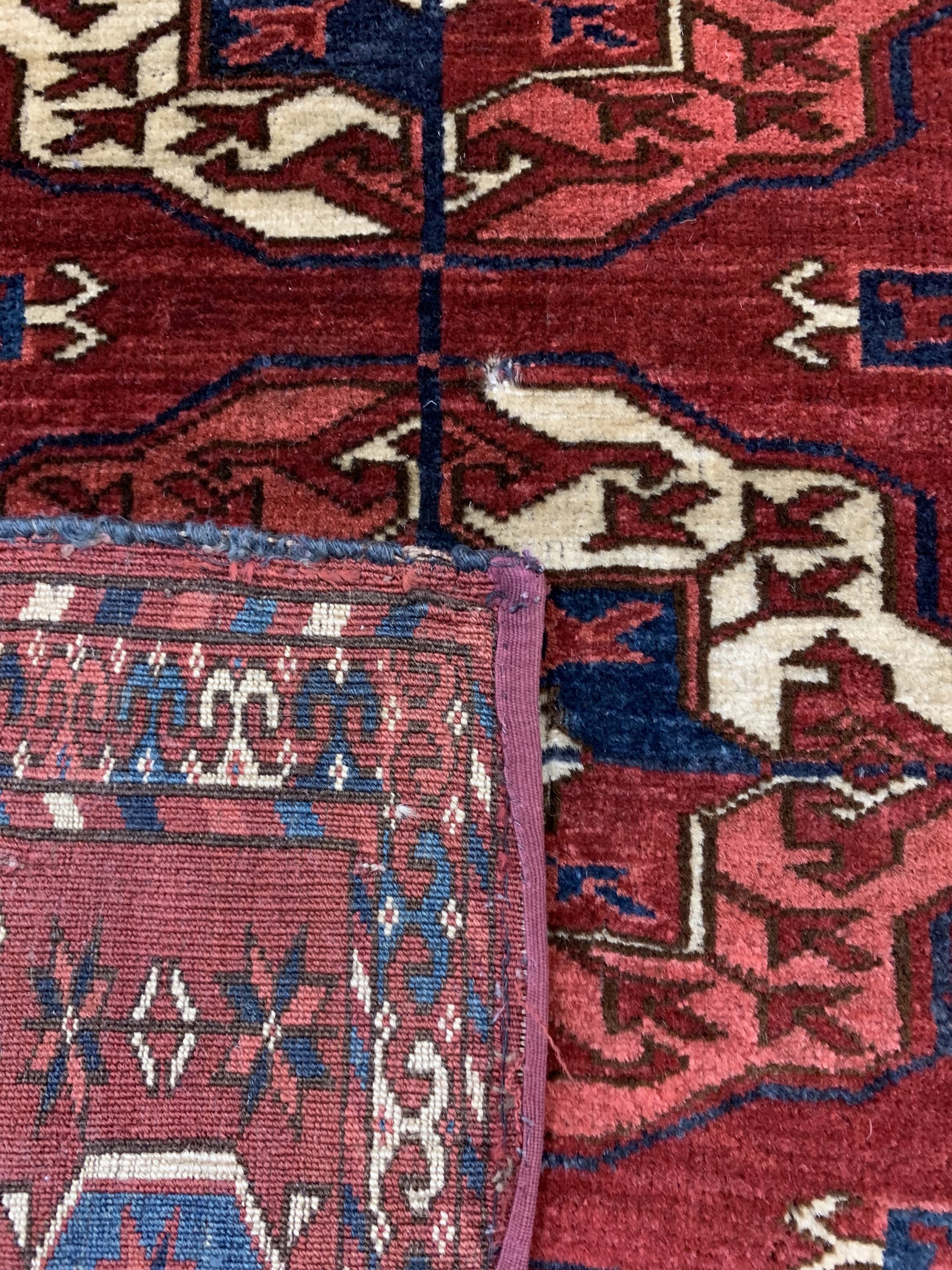 Detail h: Tekke Hauptteppich antik, Turkmenistan, 19.Jhd, Wolle auf Wolle, ca. 240 x 217 cm, EHZ: 3-4