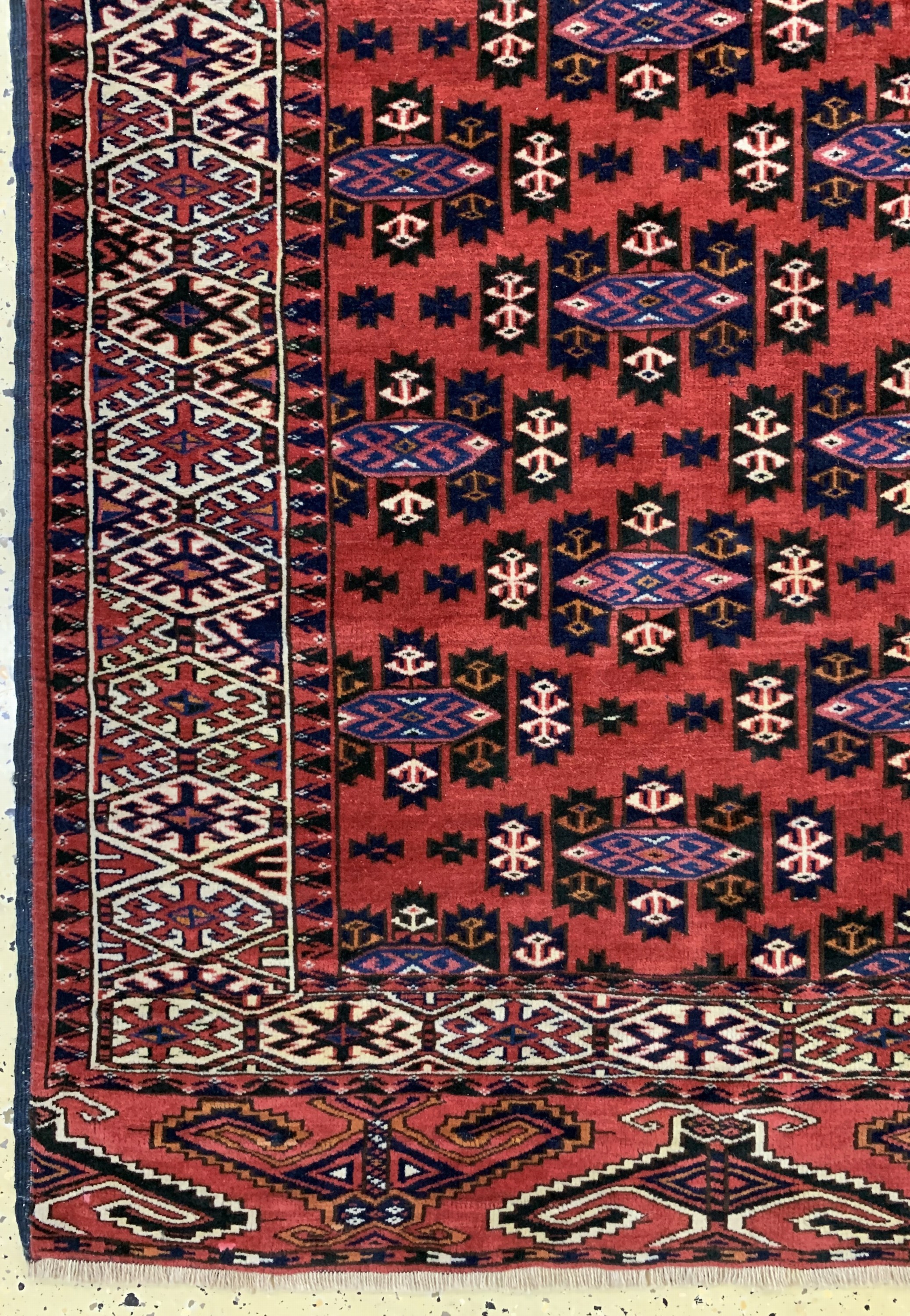 Detail b: Yomud Hauptteppich, Turkmenistan, um 1910/1920, Wolle auf Wolle, ca. 340 x 220 cm, EHZ: 2