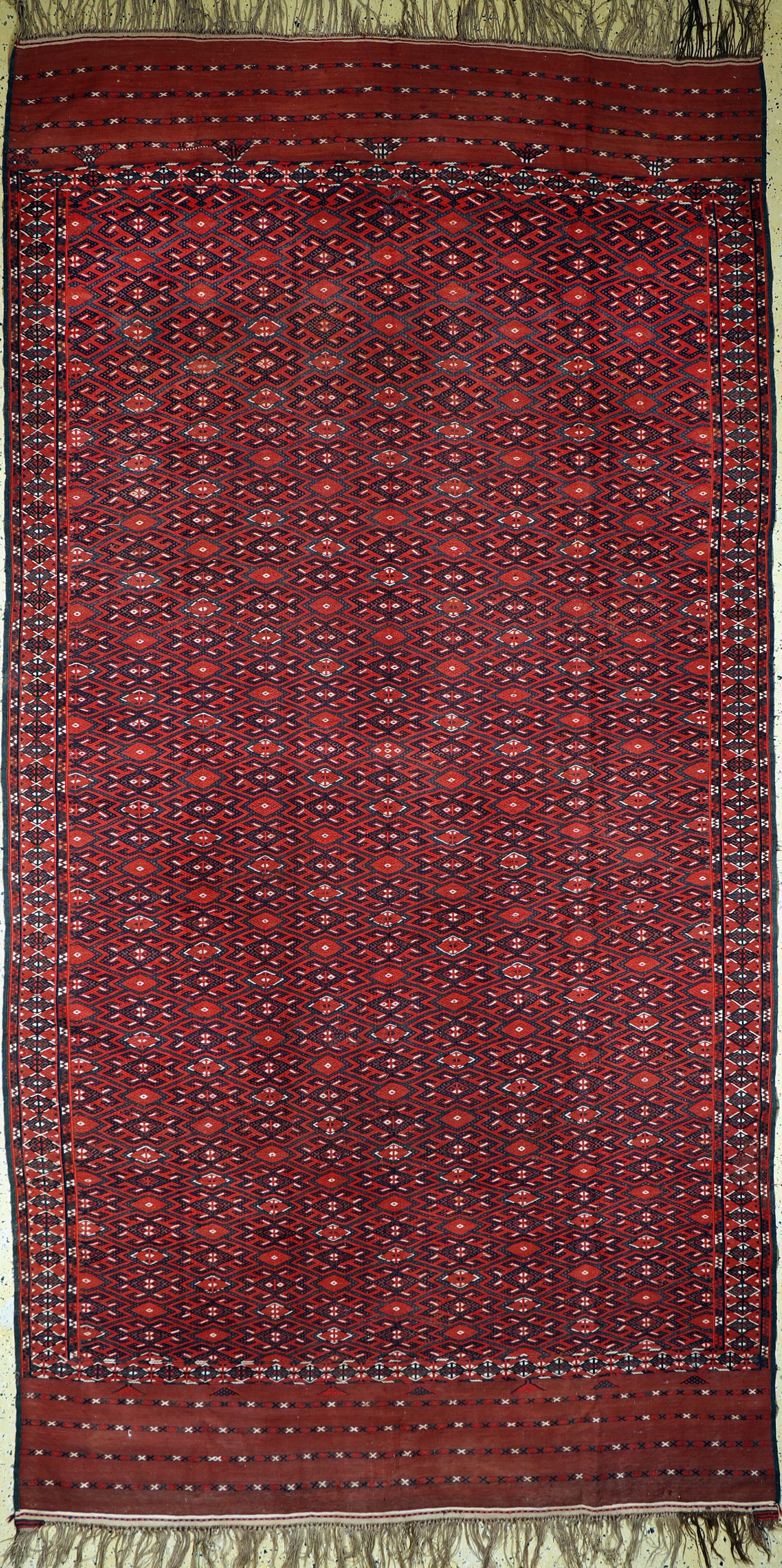 Tekke Sumakh, Turkmenistan, um 1910/1920, Wolle auf Wolle, ca. 375 x 195 cm, EHZ: 2 (kleine Beschädigung).