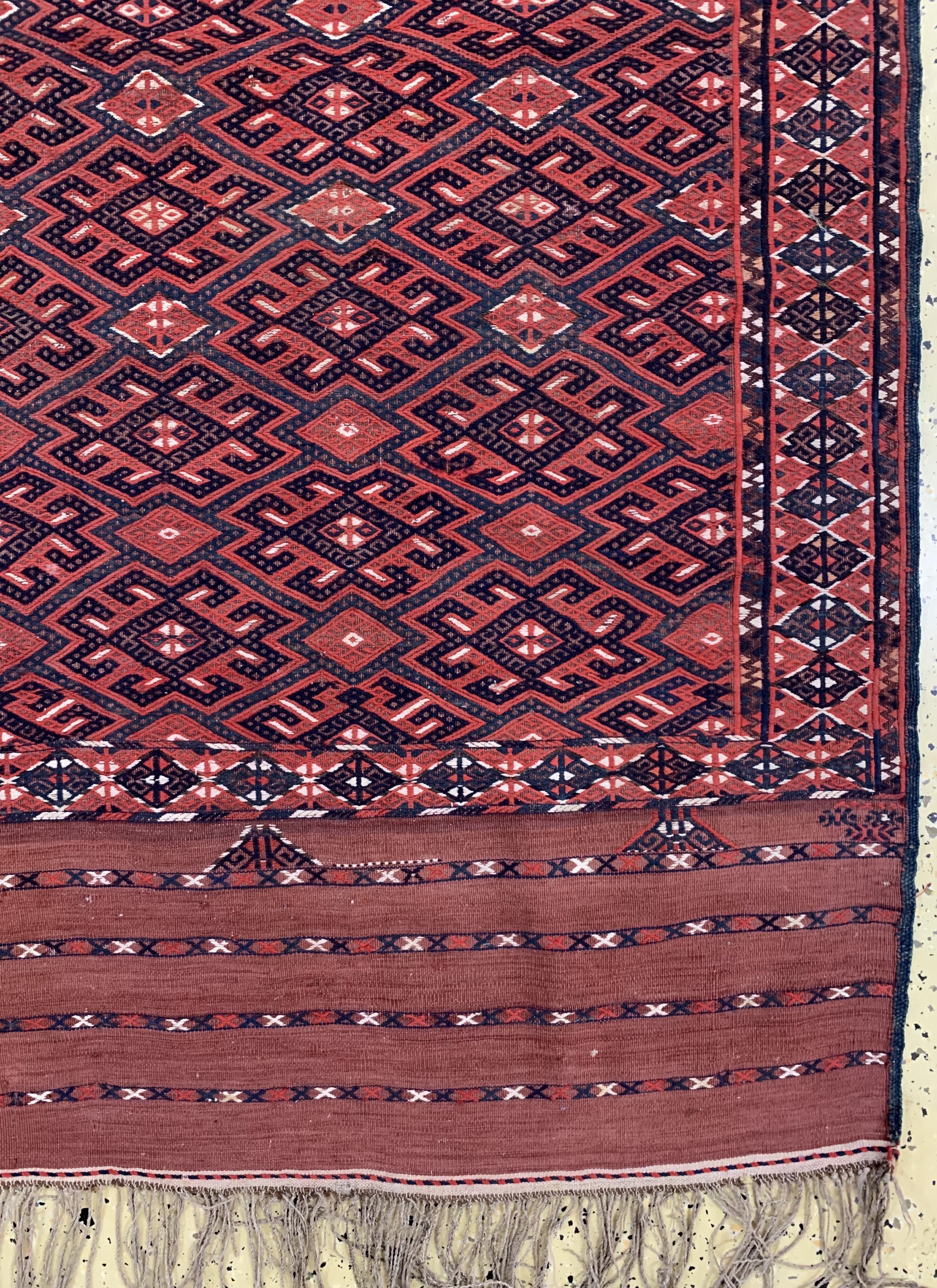 Detail a: Tekke Sumakh, Turkmenistan, um 1910/1920, Wolle auf Wolle, ca. 375 x 195 cm, EHZ: 2 (kleine Beschädigung).