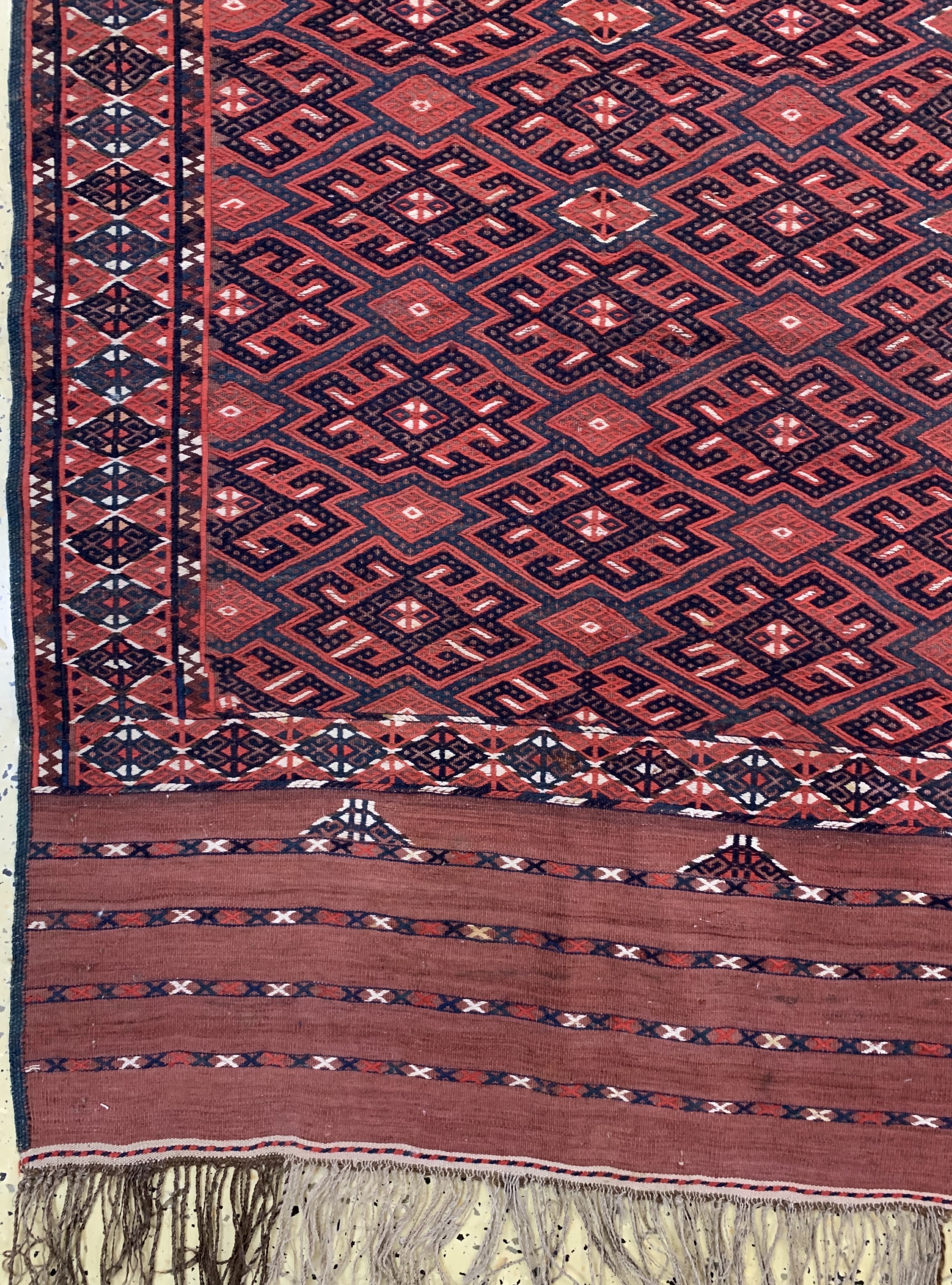 Detail b: Tekke Sumakh, Turkmenistan, um 1910/1920, Wolle auf Wolle, ca. 375 x 195 cm, EHZ: 2 (kleine Beschädigung).