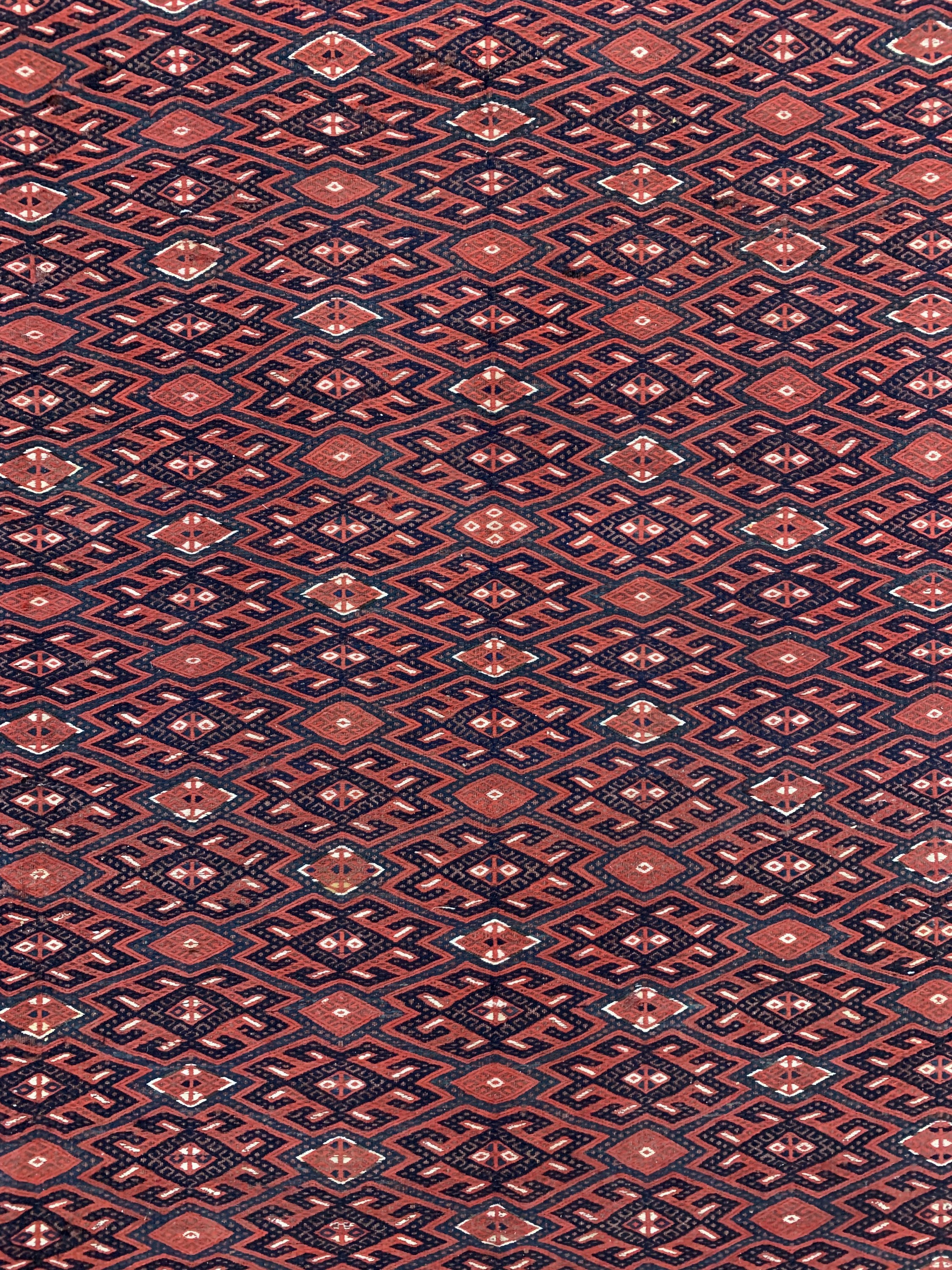 Detail c: Tekke Sumakh, Turkmenistan, um 1910/1920, Wolle auf Wolle, ca. 375 x 195 cm, EHZ: 2 (kleine Beschädigung).