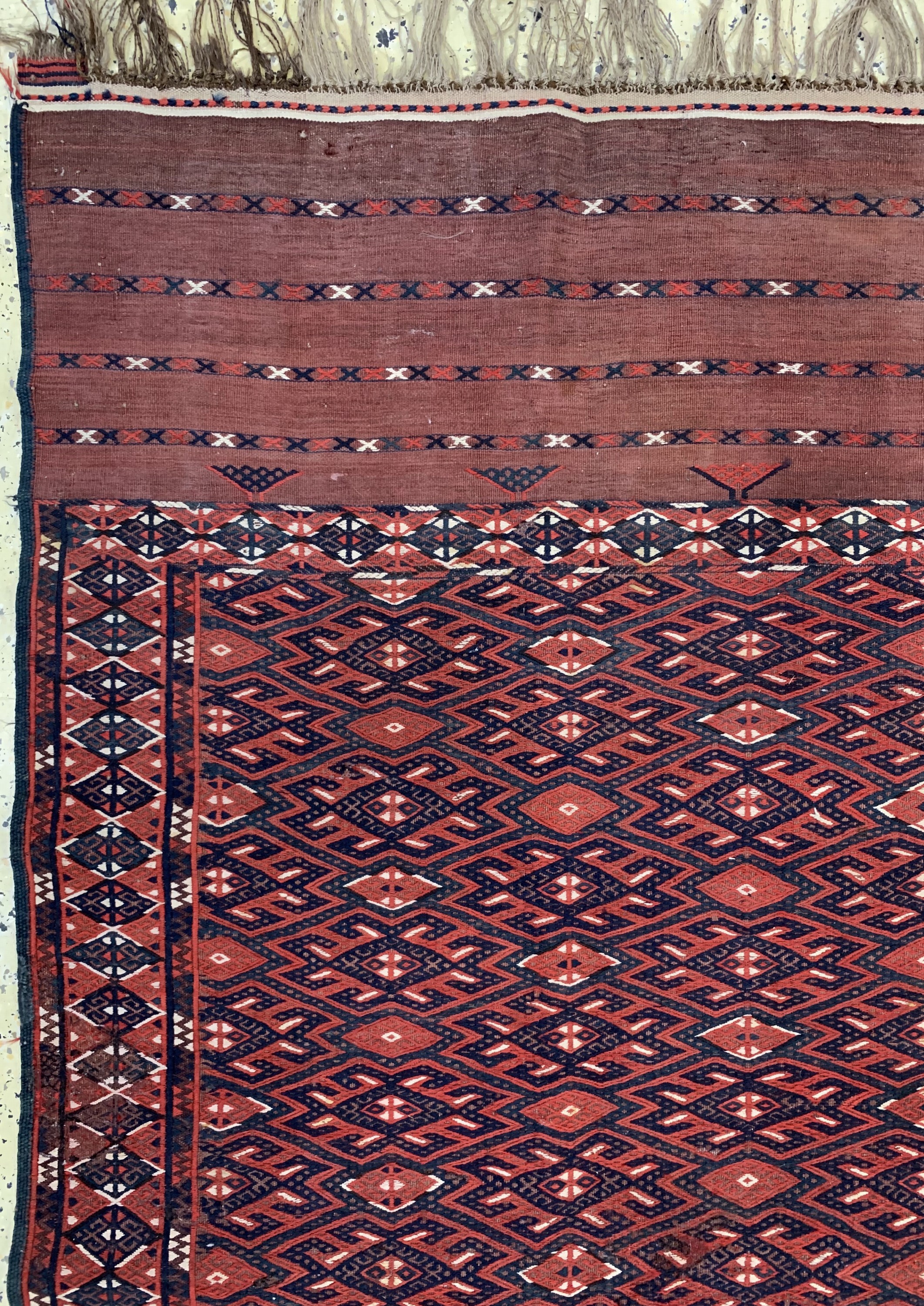Detail d: Tekke Sumakh, Turkmenistan, um 1910/1920, Wolle auf Wolle, ca. 375 x 195 cm, EHZ: 2 (kleine Beschädigung).