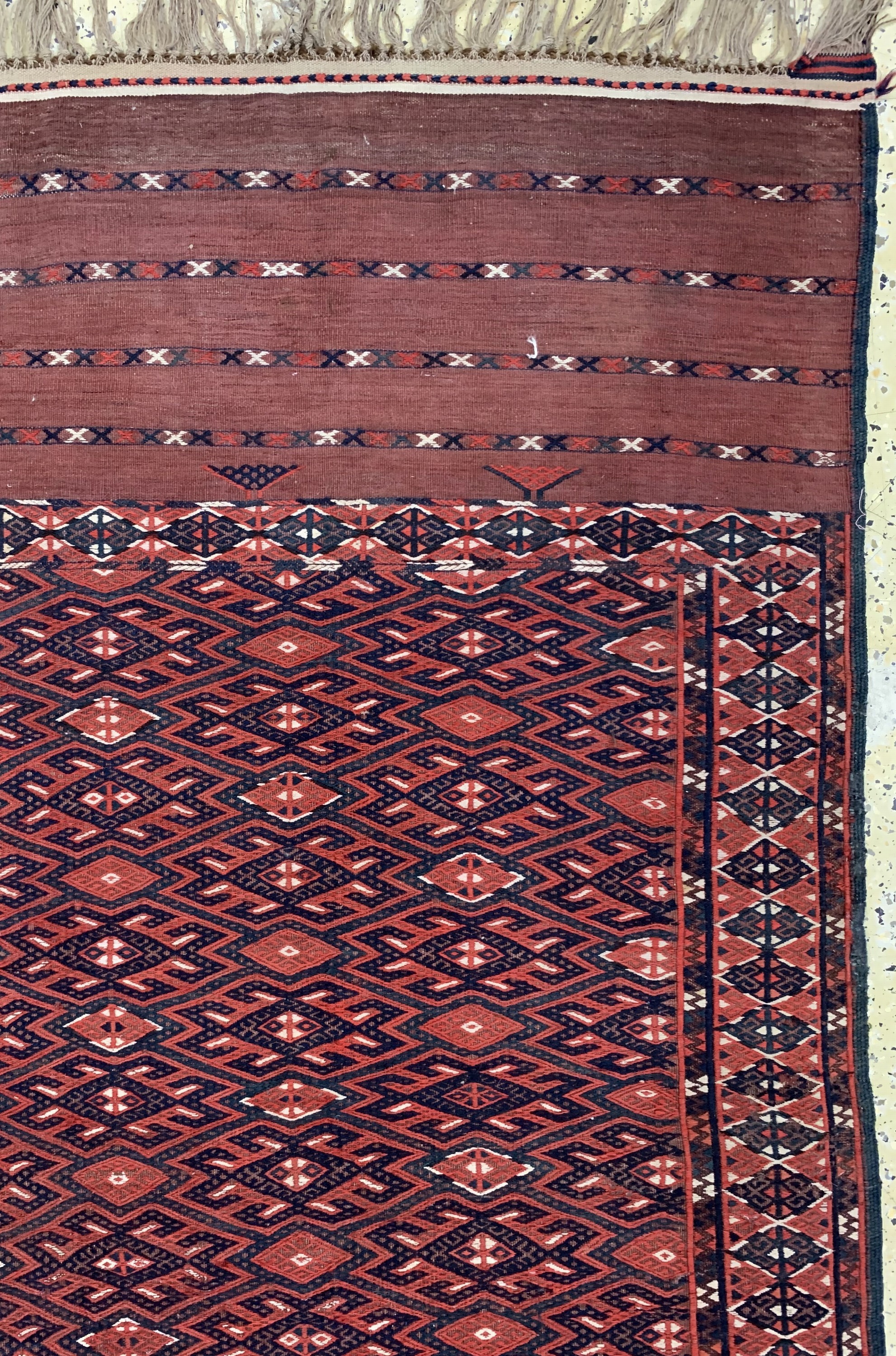 Detail e: Tekke Sumakh, Turkmenistan, um 1910/1920, Wolle auf Wolle, ca. 375 x 195 cm, EHZ: 2 (kleine Beschädigung).