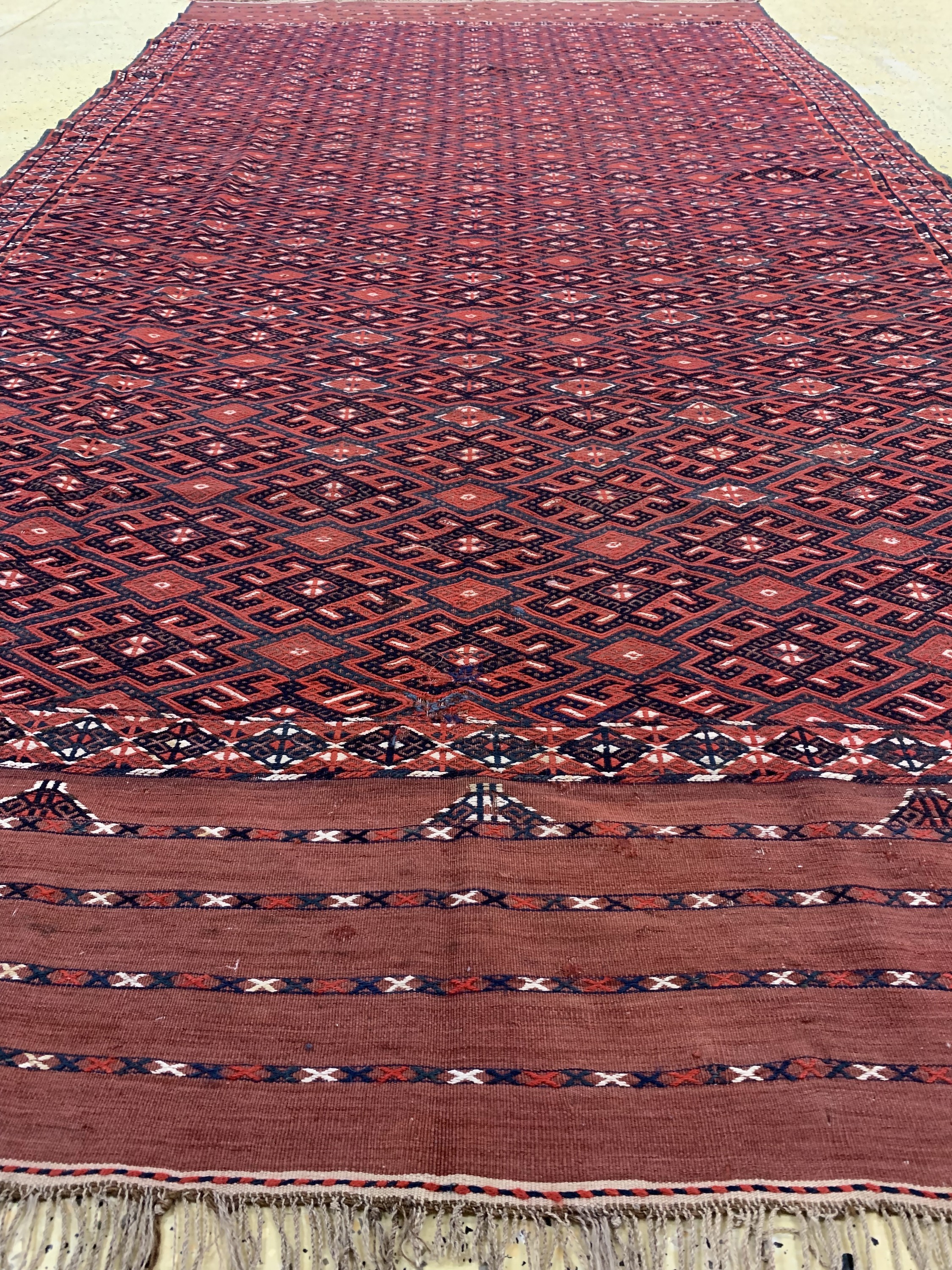 Detail f: Tekke Sumakh, Turkmenistan, um 1910/1920, Wolle auf Wolle, ca. 375 x 195 cm, EHZ: 2 (kleine Beschädigung).