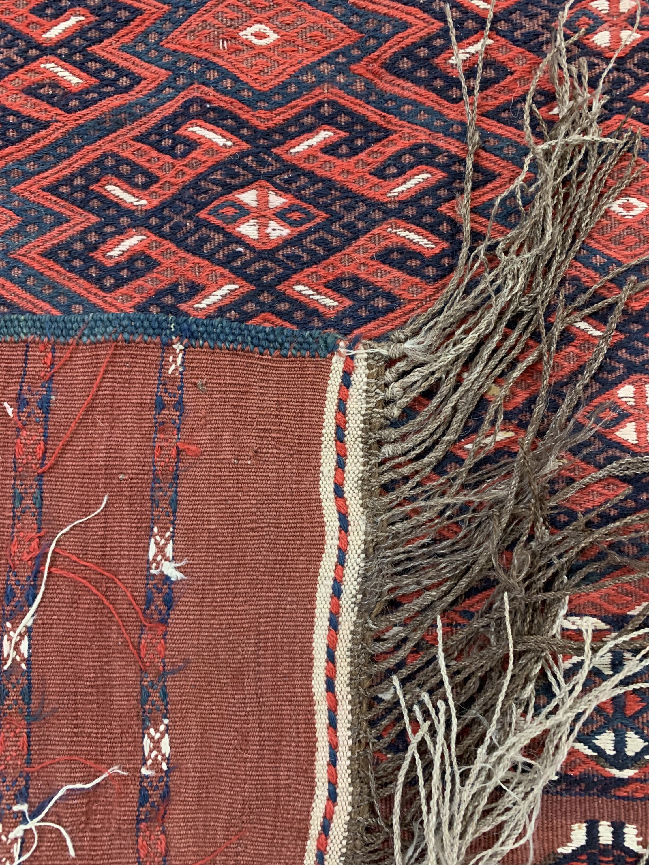 Detail g: Tekke Sumakh, Turkmenistan, um 1910/1920, Wolle auf Wolle, ca. 375 x 195 cm, EHZ: 2 (kleine Beschädigung).