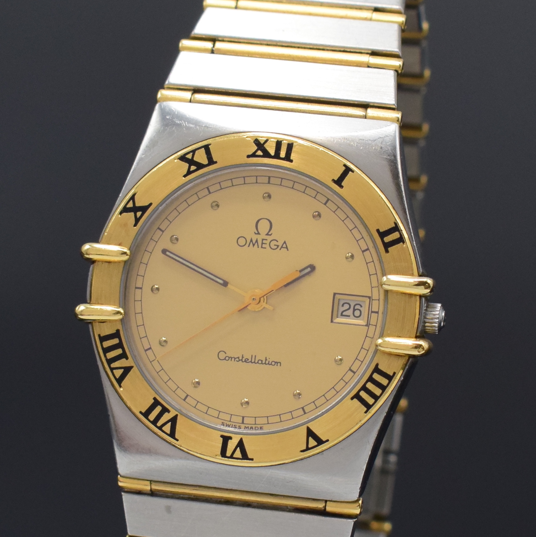 Detail a: OMEGA Herrenarmbanduhr Constellation Referenz 398.0876, Schweiz um 1990, quarz, Edelstahl/gold kombiniert inkl. Gliederband m. Faltschl., Boden m. ...