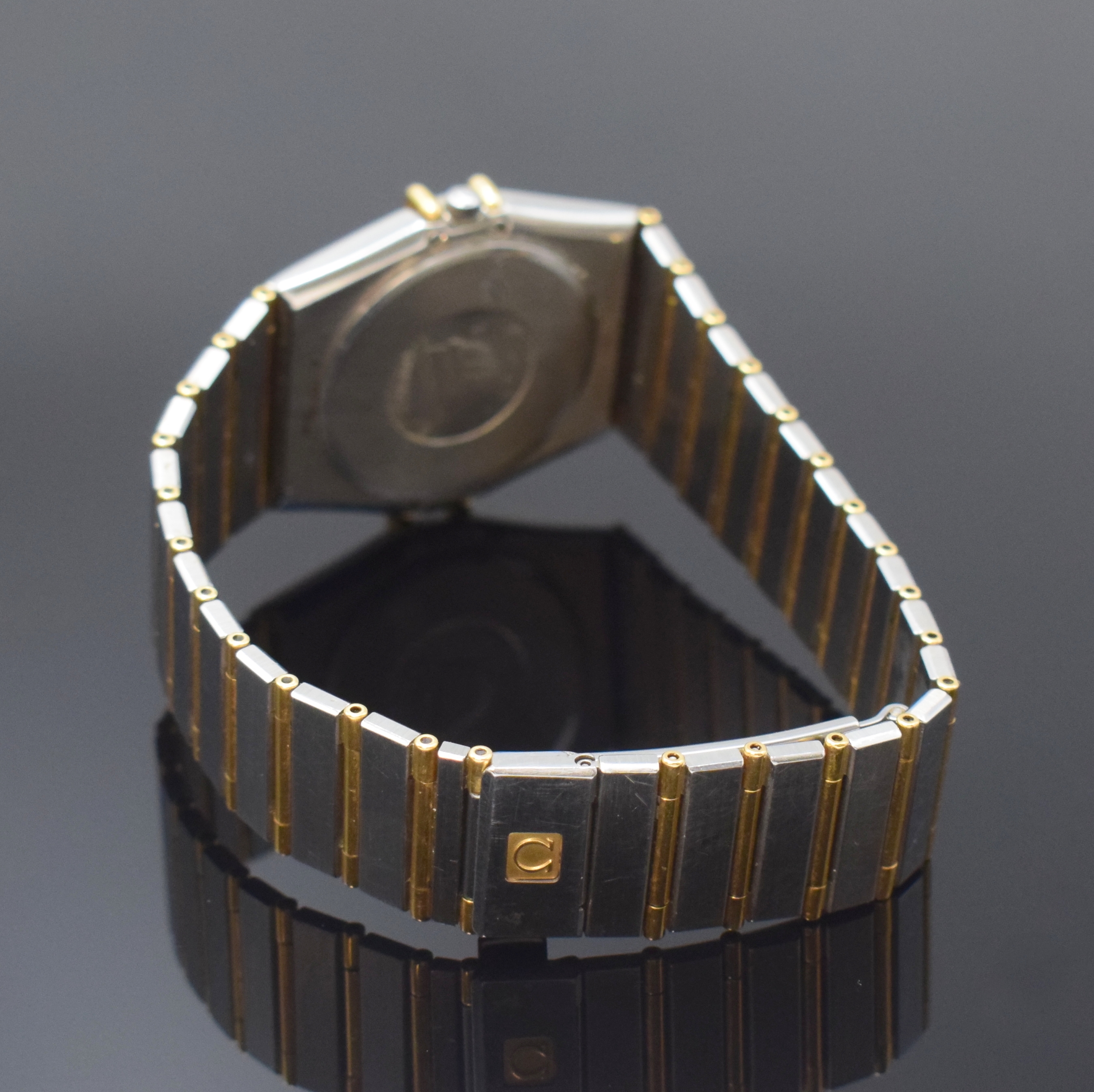 Detail b: OMEGA Herrenarmbanduhr Constellation Referenz 398.0876, Schweiz um 1990, quarz, Edelstahl/gold kombiniert inkl. Gliederband m. Faltschl., Boden m. ...