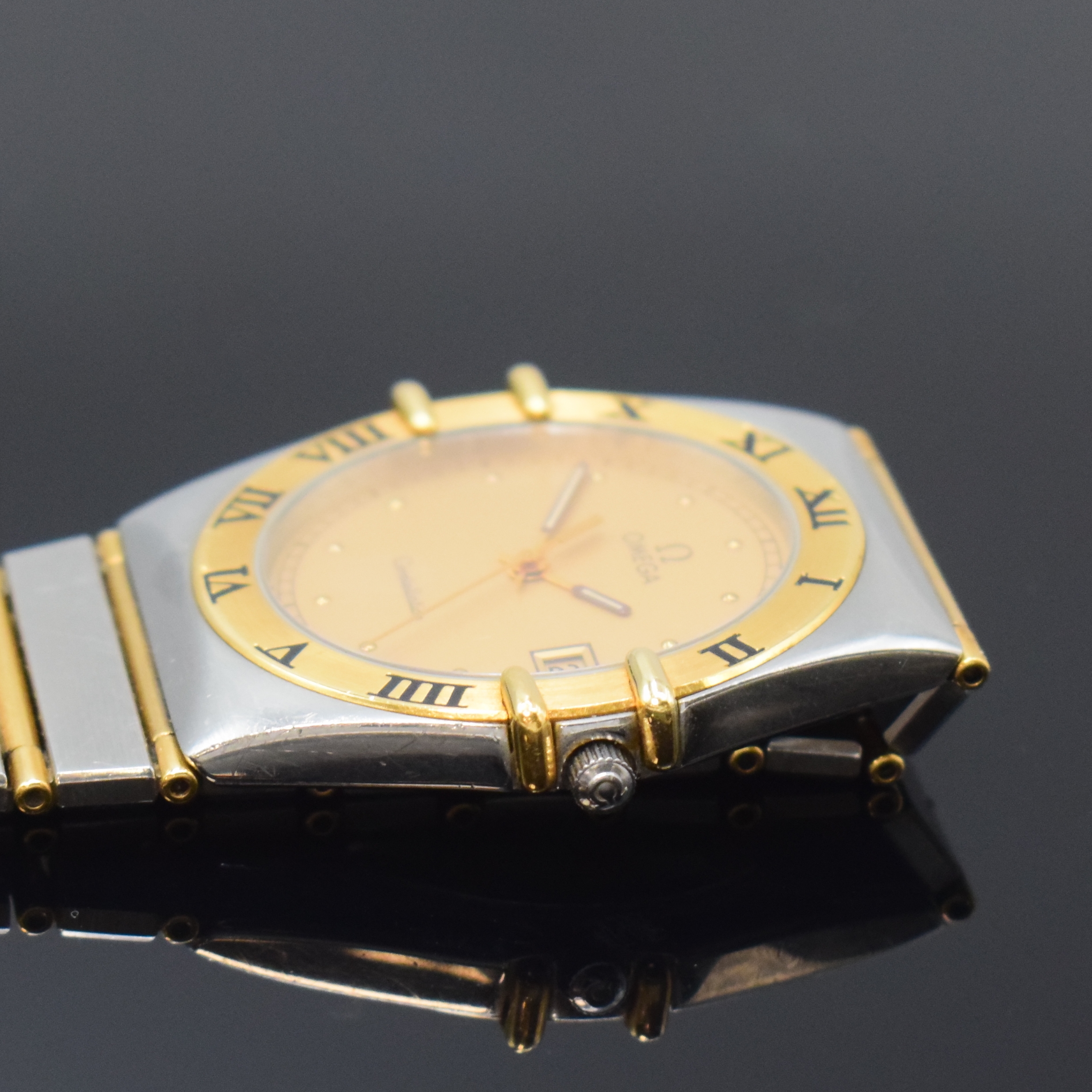 Detail c: OMEGA Herrenarmbanduhr Constellation Referenz 398.0876, Schweiz um 1990, quarz, Edelstahl/gold kombiniert inkl. Gliederband m. Faltschl., Boden m. ...