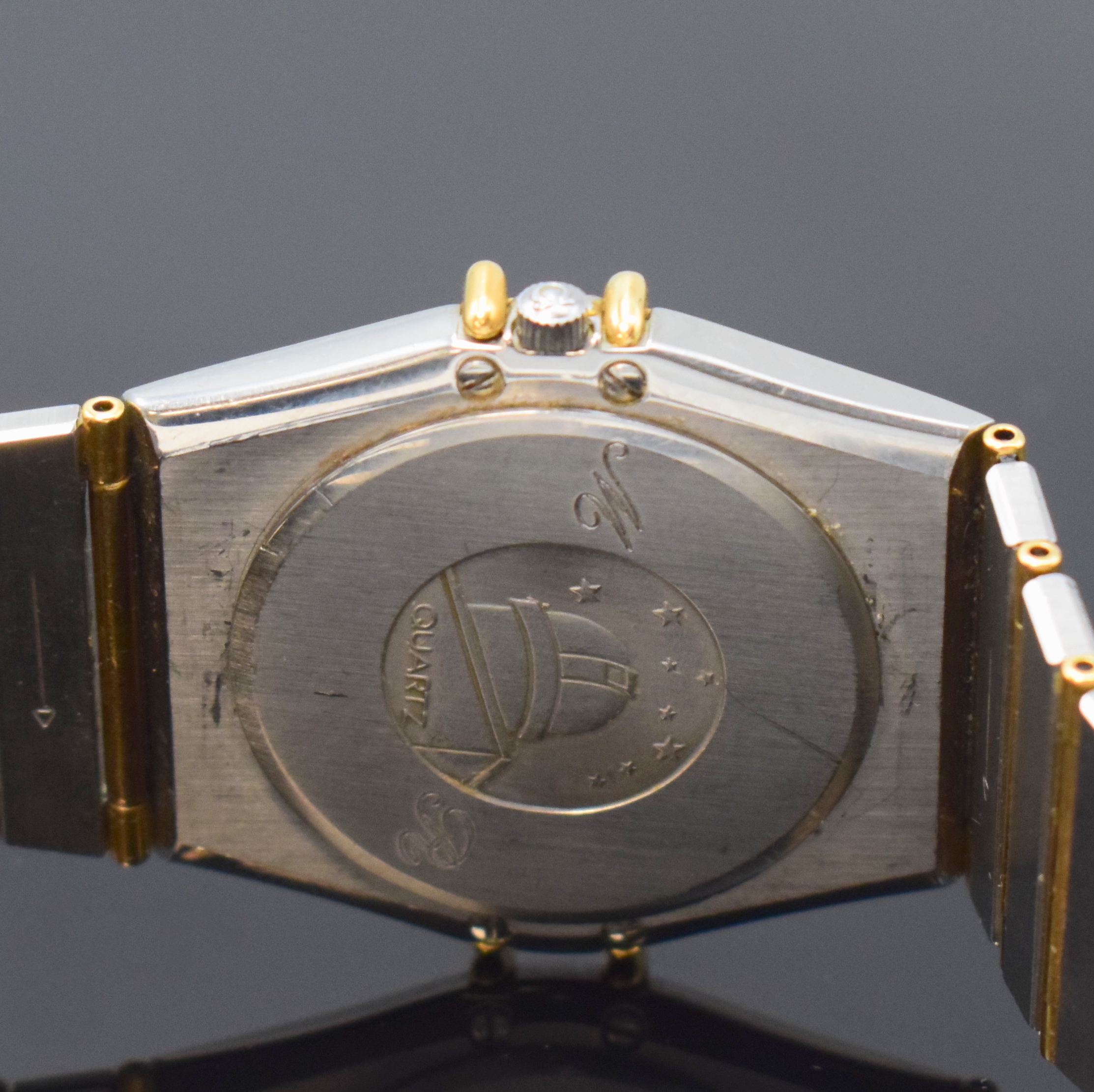 Detail d: OMEGA Herrenarmbanduhr Constellation Referenz 398.0876, Schweiz um 1990, quarz, Edelstahl/gold kombiniert inkl. Gliederband m. Faltschl., Boden m. ...