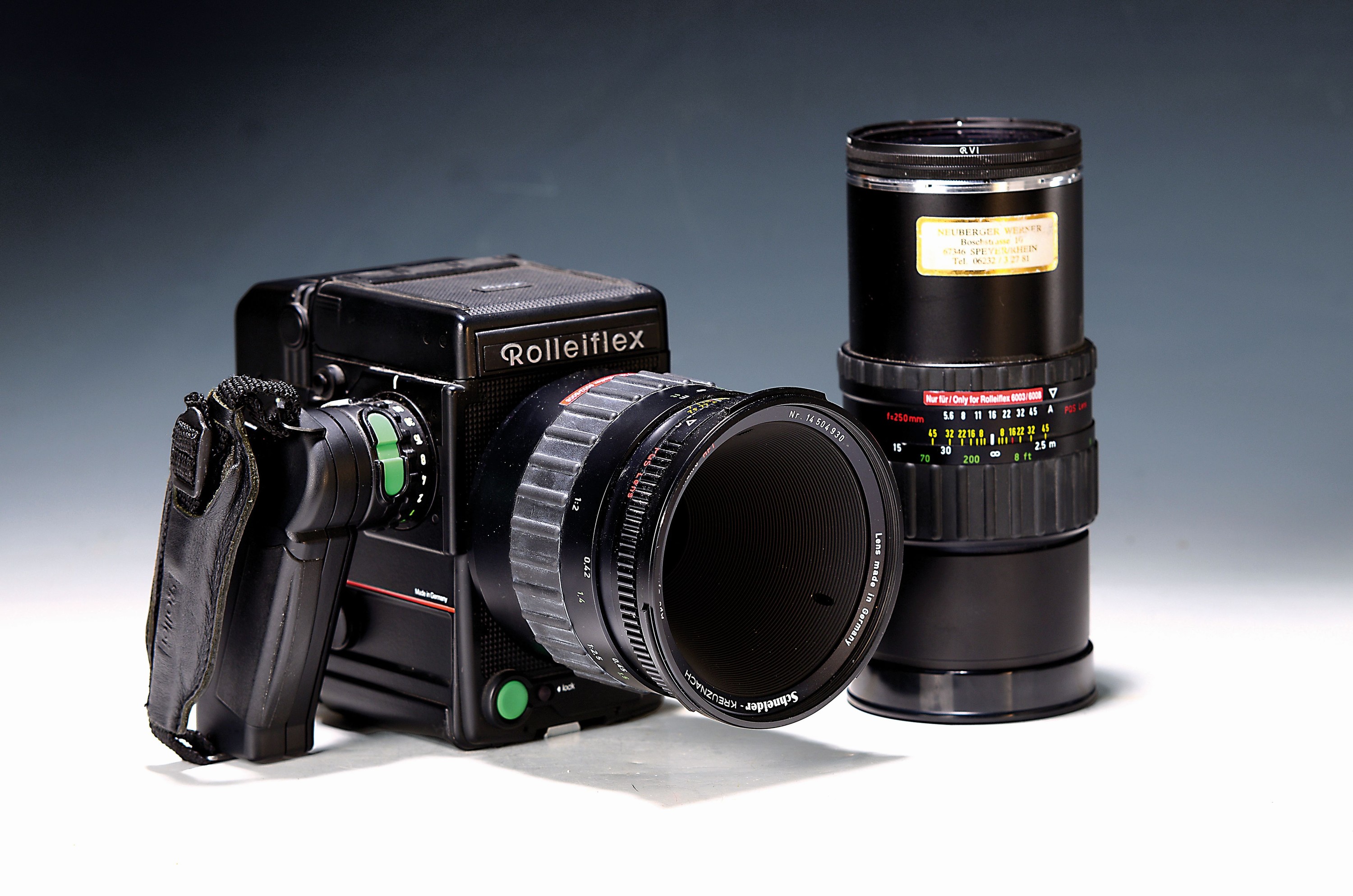 Rolleiflex 6008 Integral, mit zwei Objektiven und Zubehör, um 1995, Kamera-Body mit Magazin 6000, Faltlichtschacht, Objektive: Schneider-Kreuznach ...