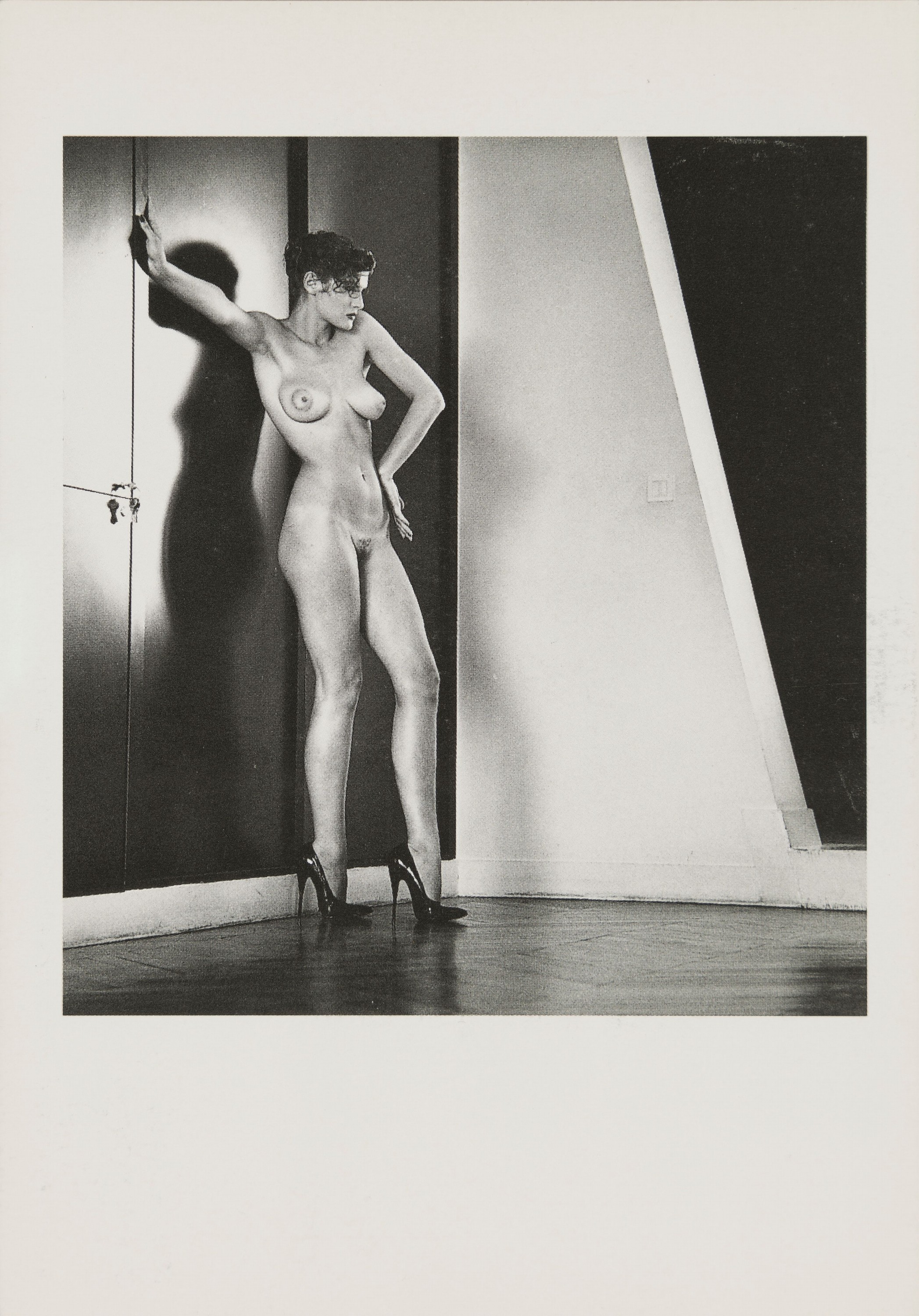 Helmut Newton, 1920-2004, Offestdruck, Postkartenmultiple von 1994, auf der Rückseite handsigniert, ca. 15x10cm