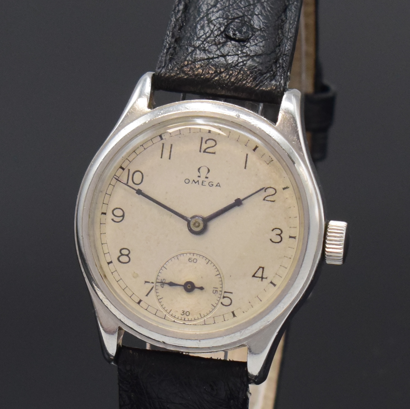 Detail a: OMEGA Herrenarmbanduhr Referenz 295 in Stahl, Schweiz um 1940, Handaufzug, Boden verschr., silb. Zifferbl. m. arab. Zahlen pat./fl., gebl. orig. ...