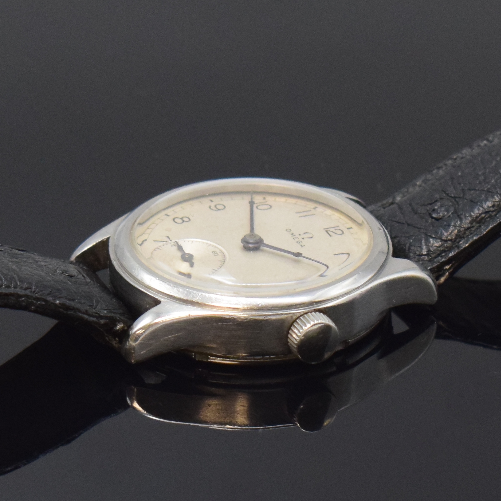 Detail b: OMEGA Herrenarmbanduhr Referenz 295 in Stahl, Schweiz um 1940, Handaufzug, Boden verschr., silb. Zifferbl. m. arab. Zahlen pat./fl., gebl. orig. ...