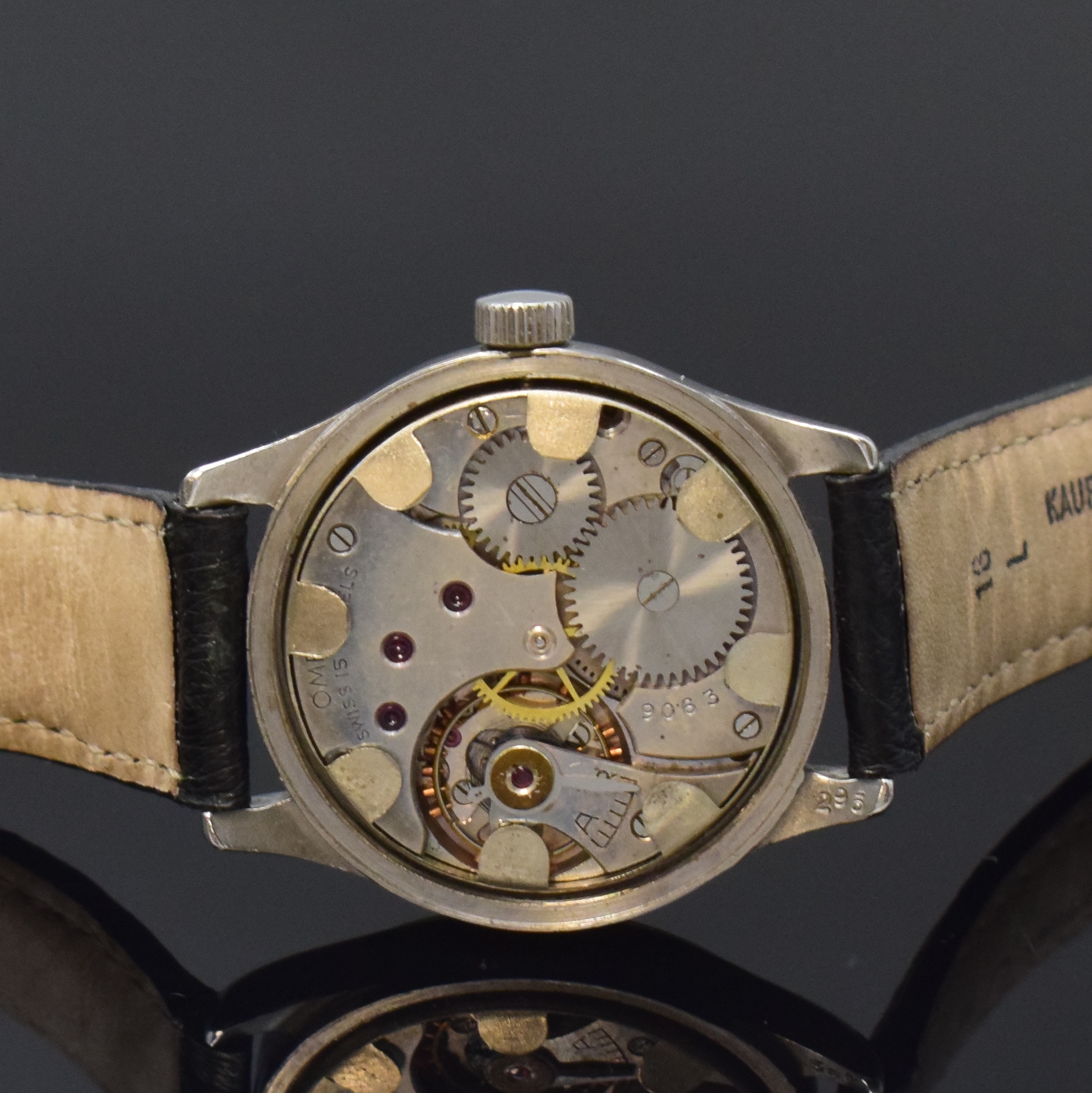 Detail d: OMEGA Herrenarmbanduhr Referenz 295 in Stahl, Schweiz um 1940, Handaufzug, Boden verschr., silb. Zifferbl. m. arab. Zahlen pat./fl., gebl. orig. ...