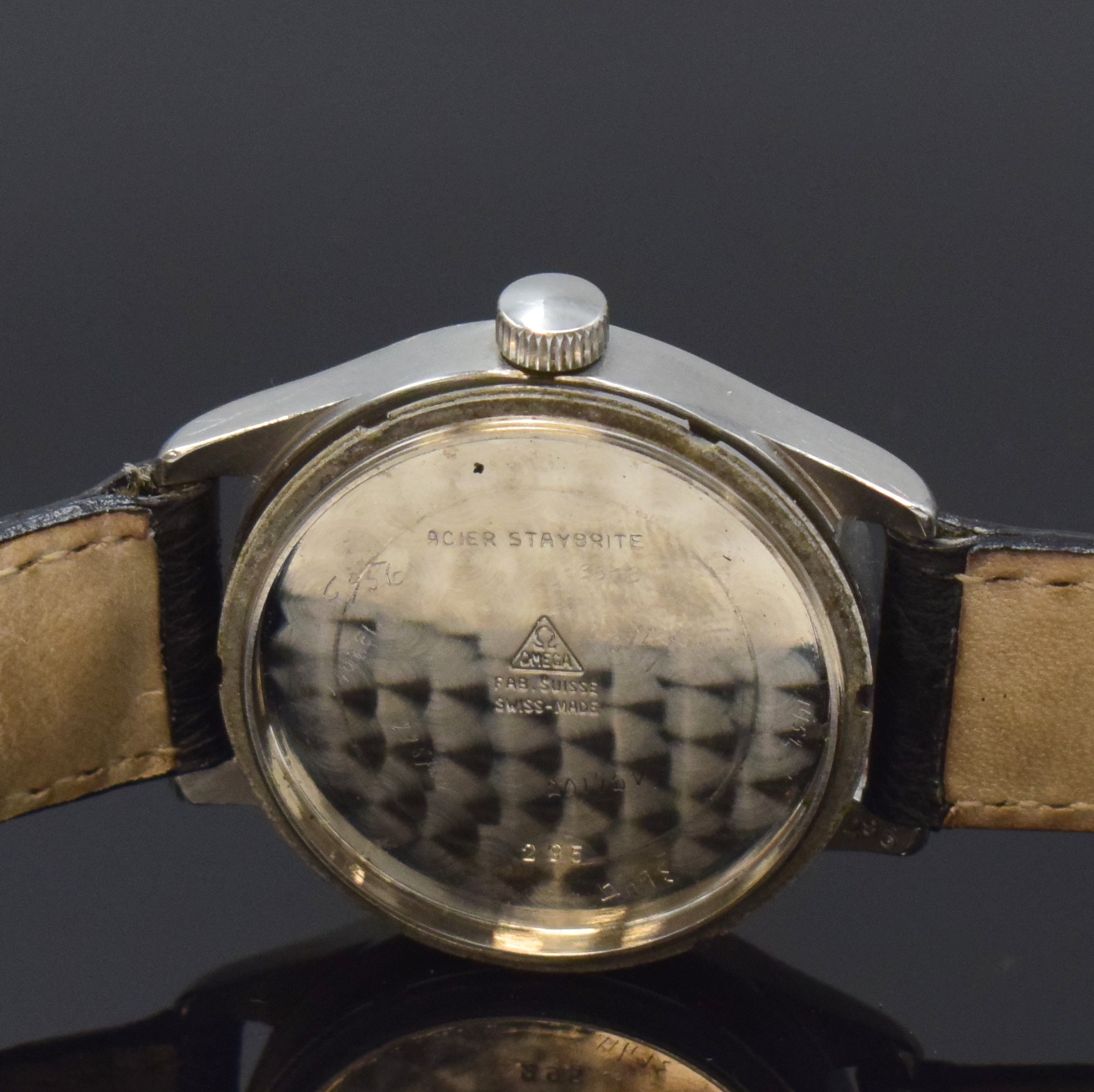 Detail e: OMEGA Herrenarmbanduhr Referenz 295 in Stahl, Schweiz um 1940, Handaufzug, Boden verschr., silb. Zifferbl. m. arab. Zahlen pat./fl., gebl. orig. ...